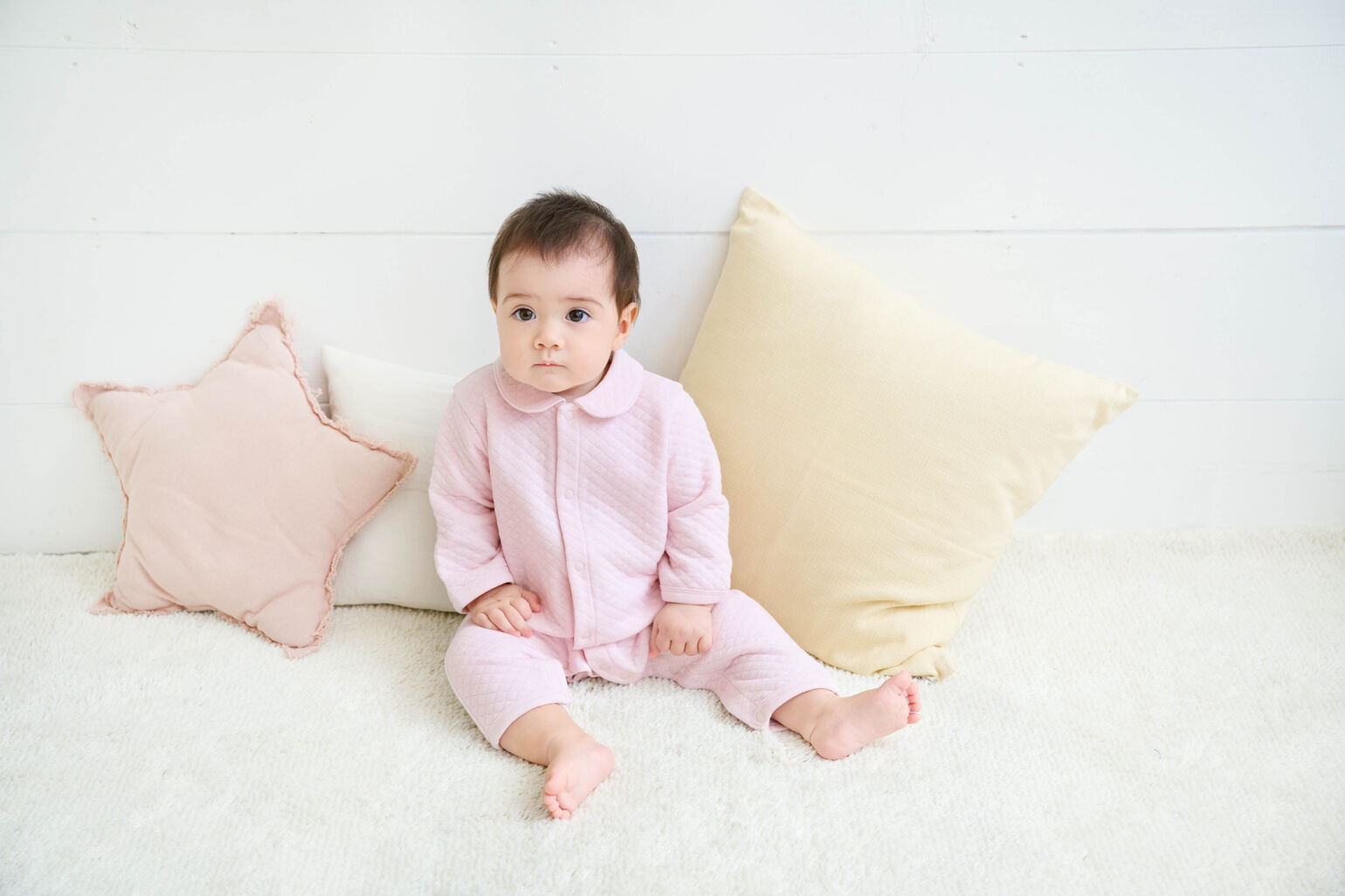 カバーオールを着ている赤ちゃん