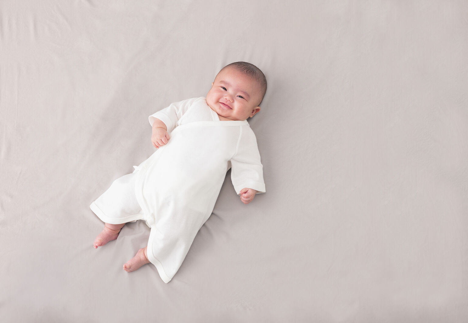 コンビ肌着を着ている赤ちゃん