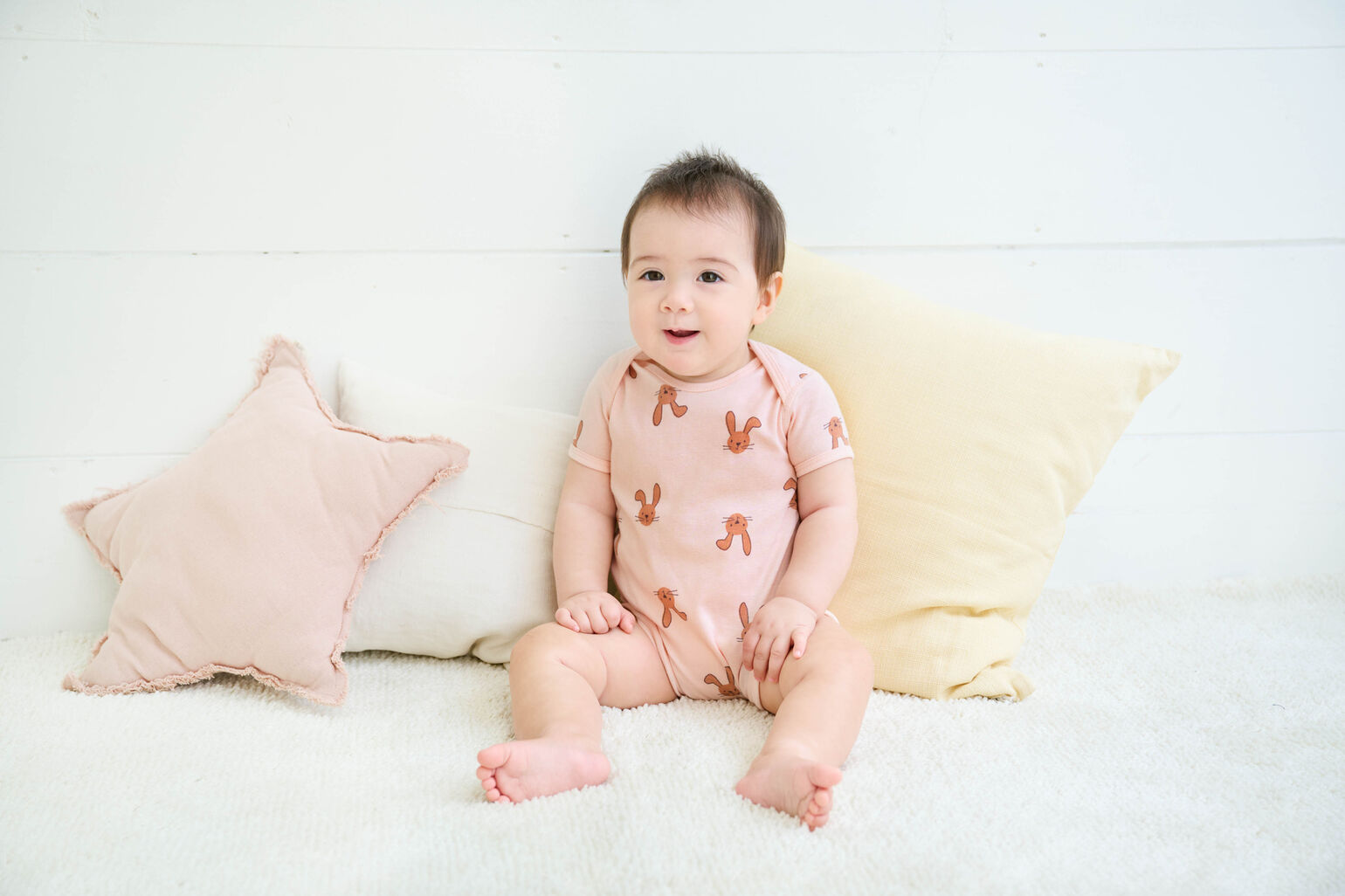 ボディスーツを着た赤ちゃん