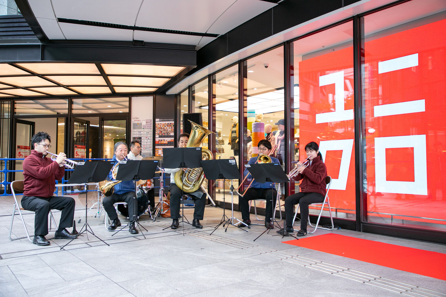 サザンオールスターズ「ミス・ブランニュー・デイ」を演奏している様子