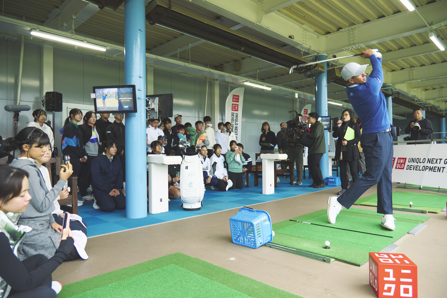 リクエストに応じて鮮やかなショットを披露している写真