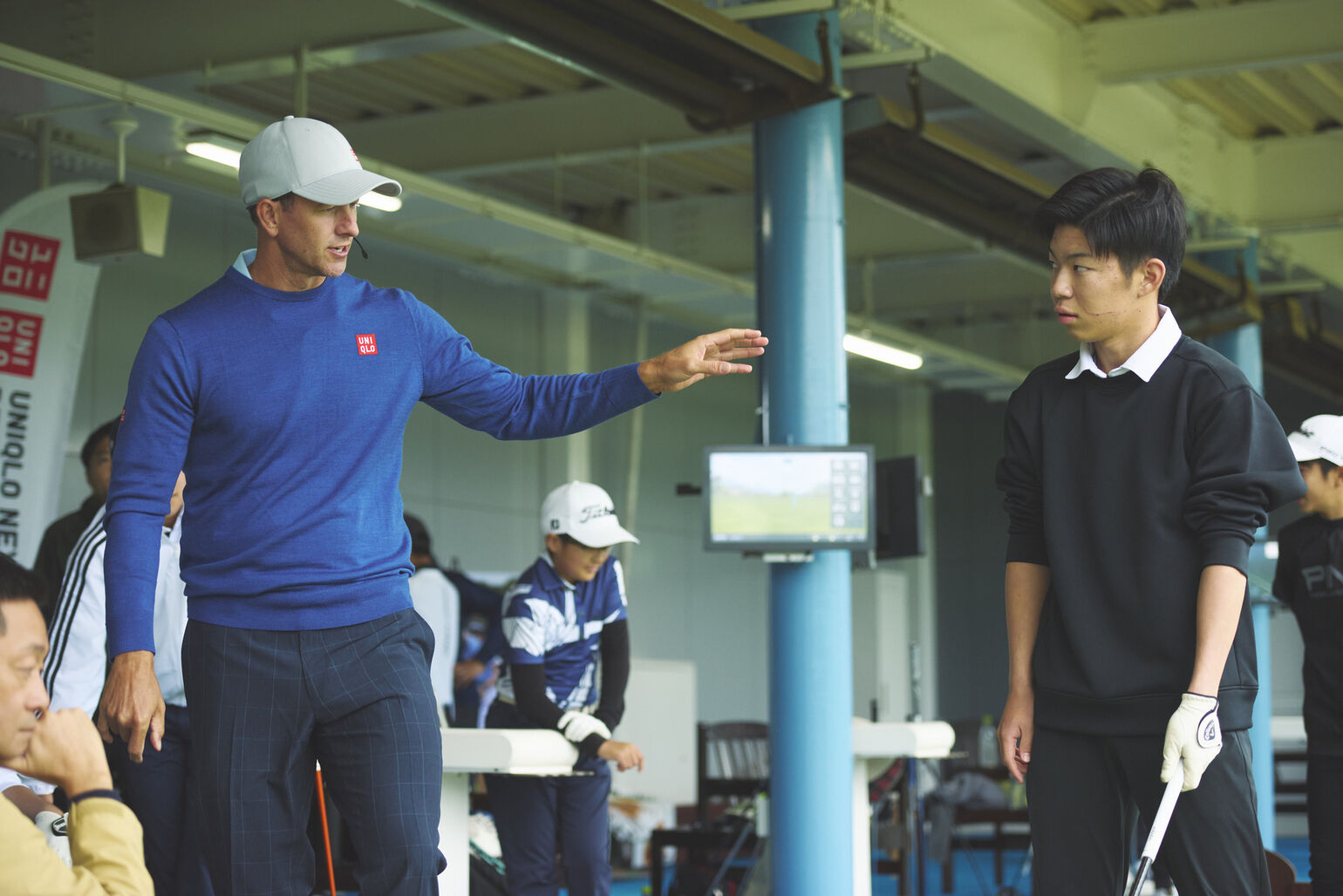 ジュニア選手たちからの質問に丁寧に答えている写真