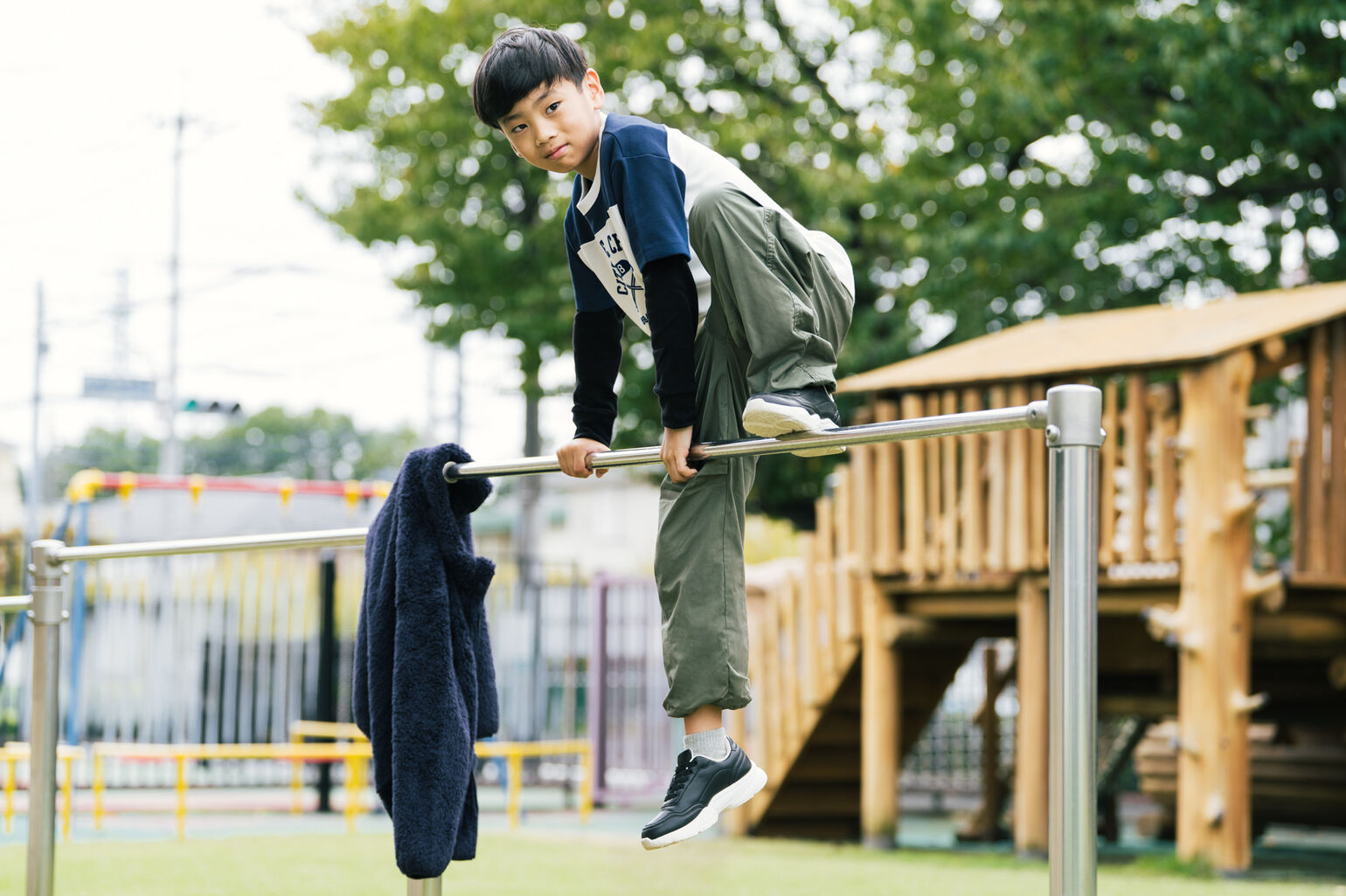 極暖ヒートテックを着て鉄棒で遊ぶ男の子の画像