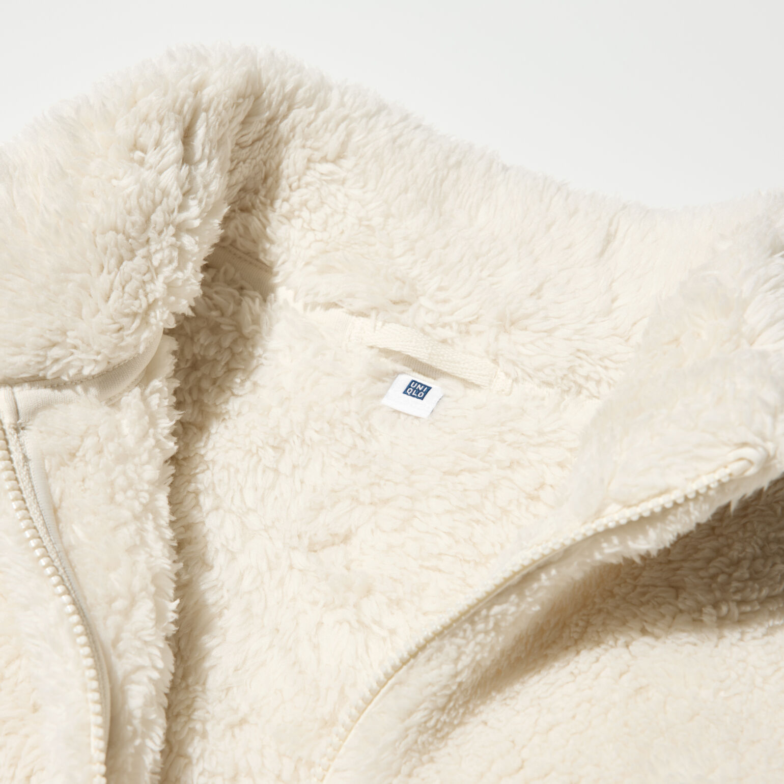 ネームラベルとハンガーループが着いたファーリーフリースの画像