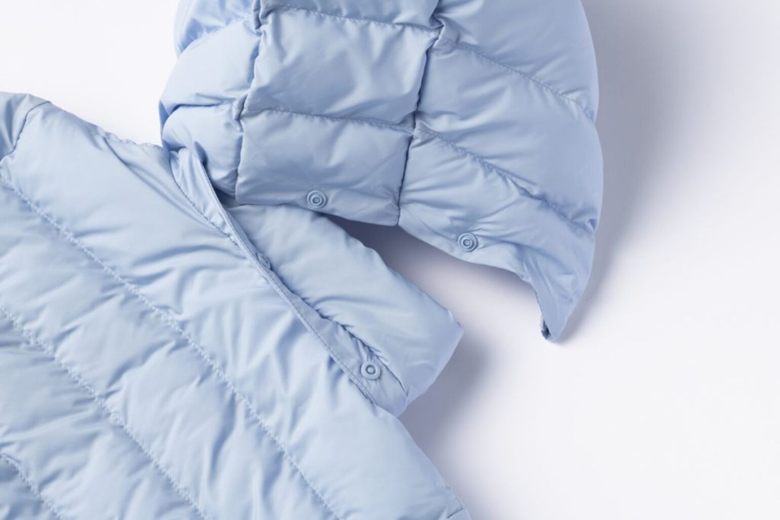 フードが取り外されたパフテックパーカの画像
