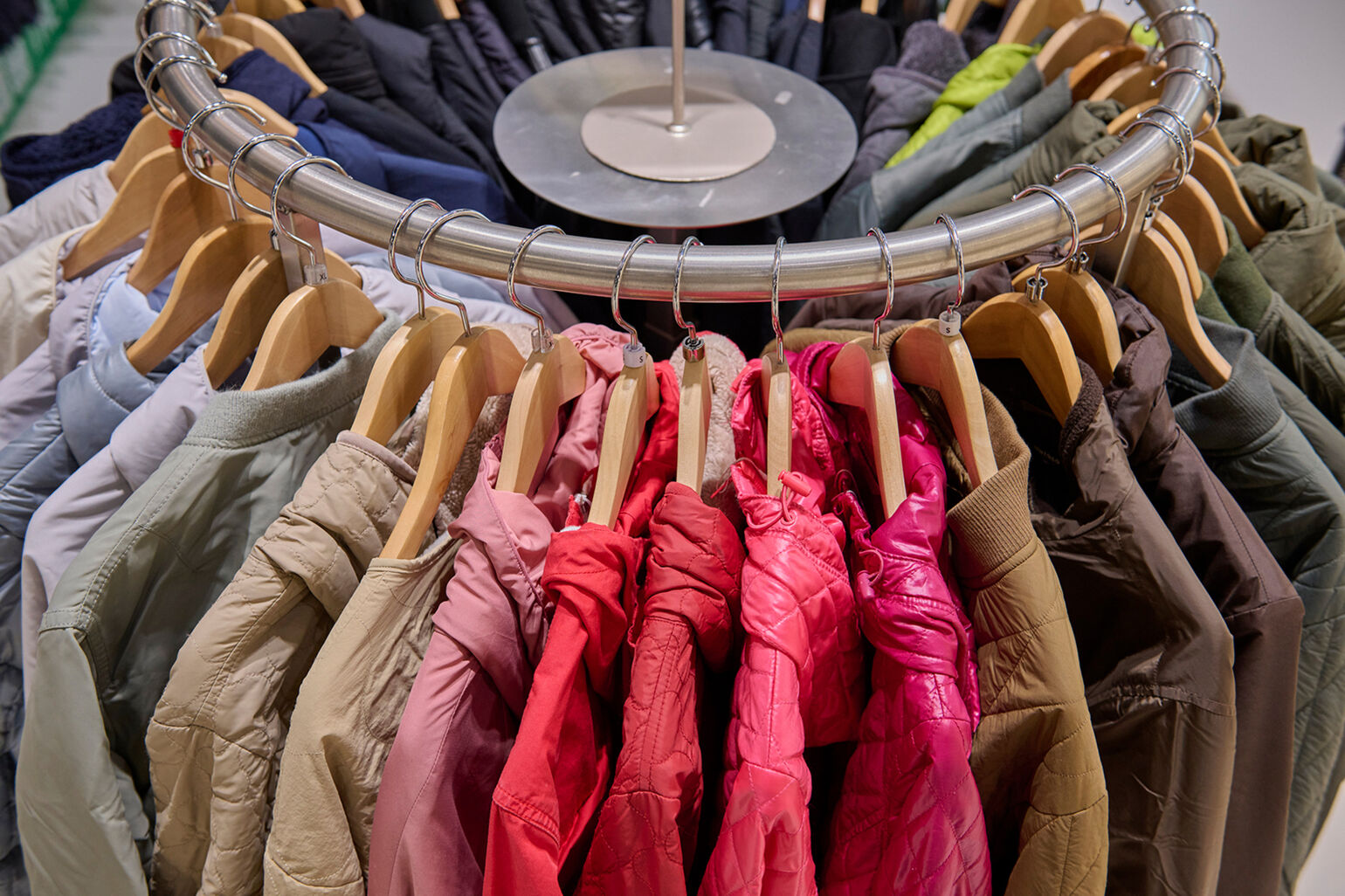 パーカが並んだ画像