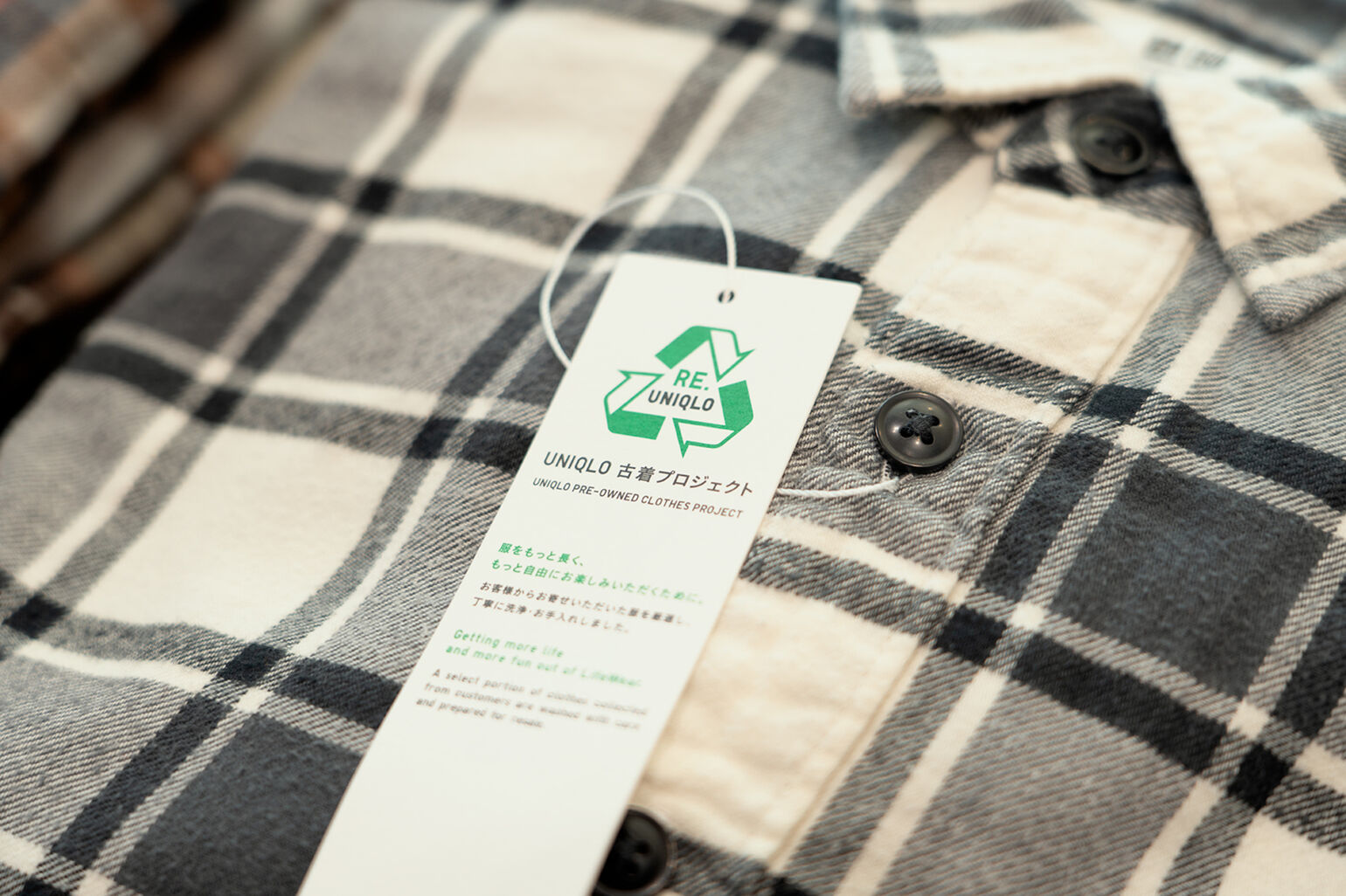 タグが付いた服の画像