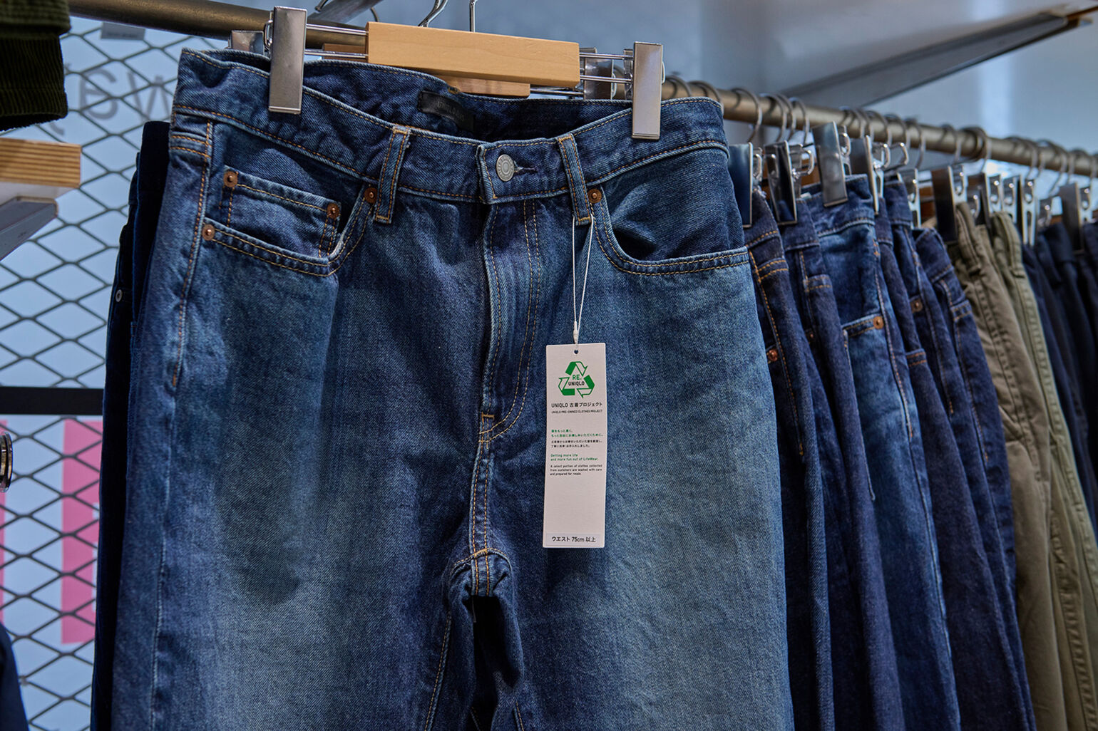 ジーンズが並んだ画像