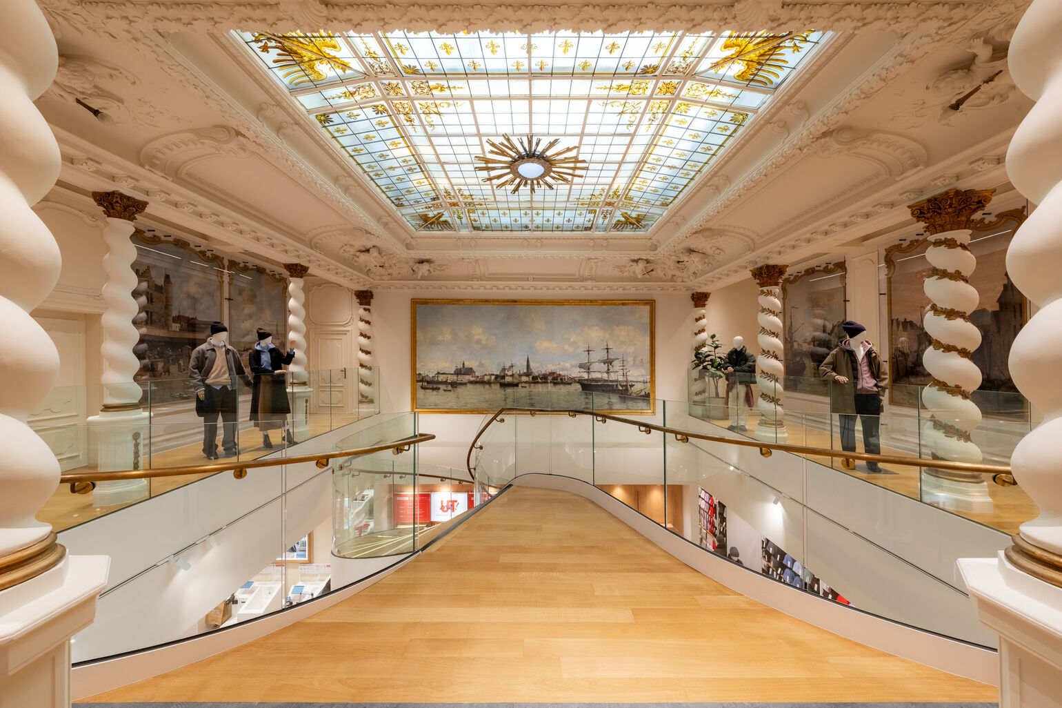 ベルギーのユニクロ新店舗内の階段上の画像