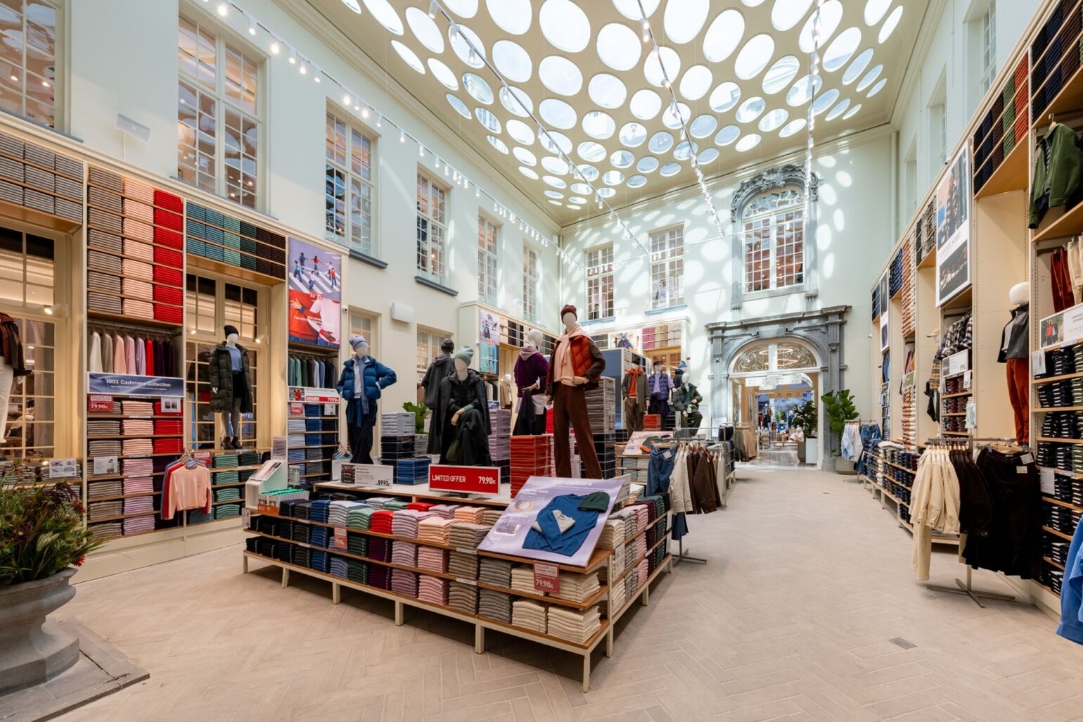 マネキンや服を斜め下から撮った画像