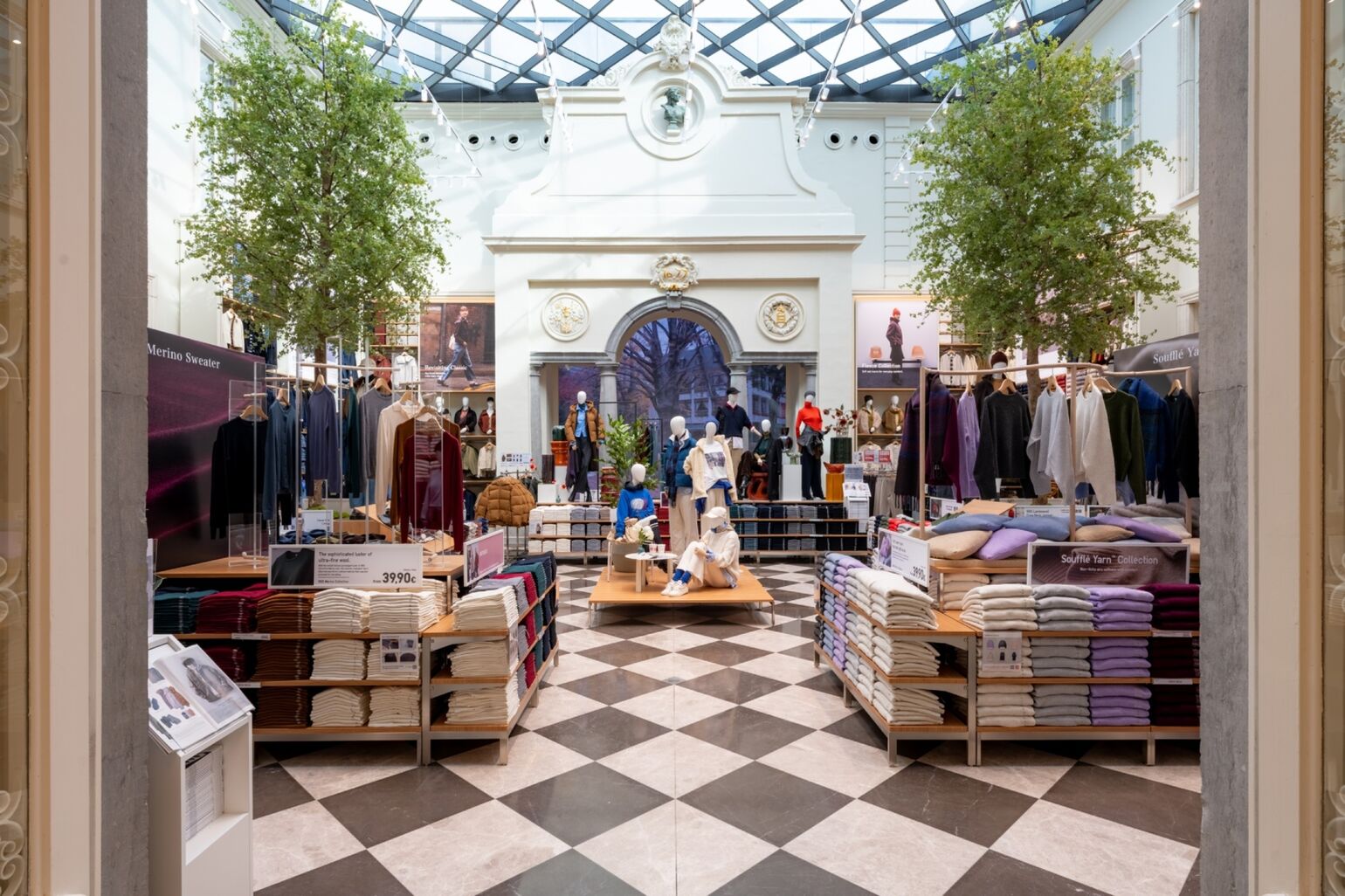 中央にマネキン、両脇に服が大量に置かれている画像