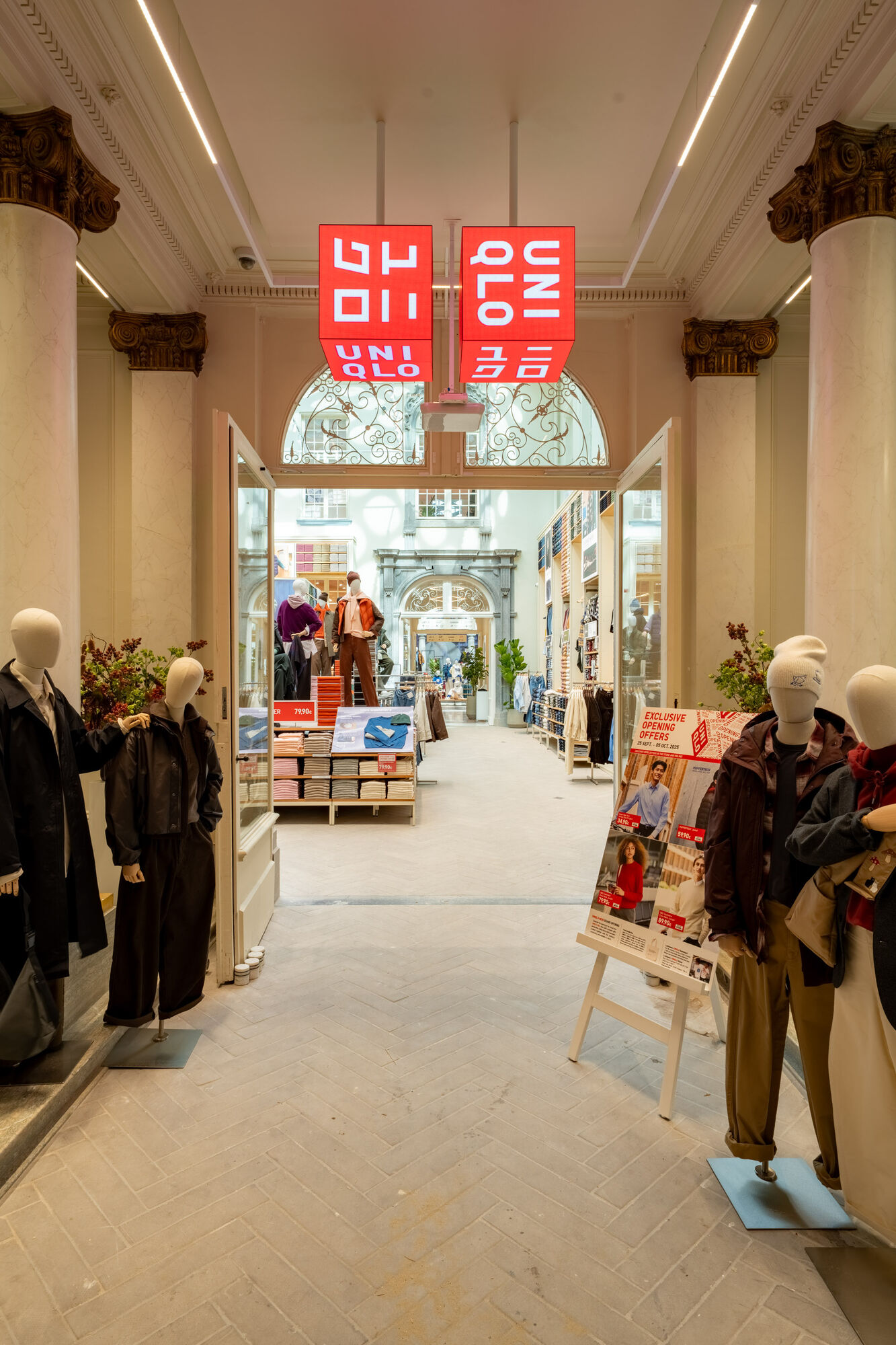 ベルギーのユニクロ新店舗内の通路に置かれたマネキンの画像