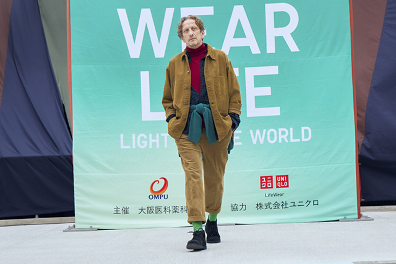 コーデュロイジャケット、フランネルチェックシャツ/長袖、メリノタートルネックセーター、ラムVネックカーディガン、スマートアンクルパンツ/コーデュロイを着た男性