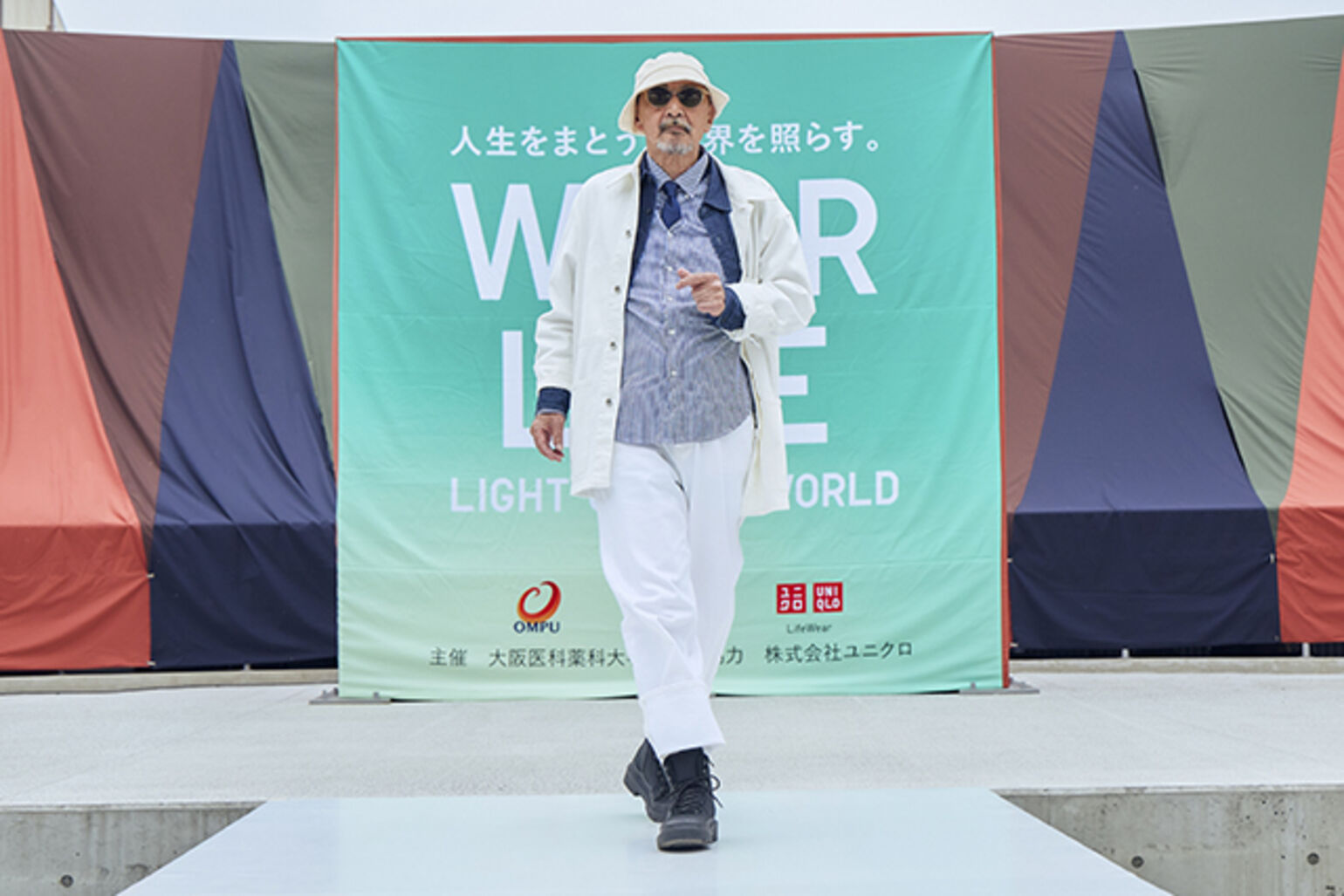 デニムジャケット、デニムオーバーシャツ、ブロードシャツ/ストライプ/ボタンダウン、ワイドストレートジーンズ/ストレッチ、シルクネクタイ、アジャスタブルハットコーデュロイを着た男性