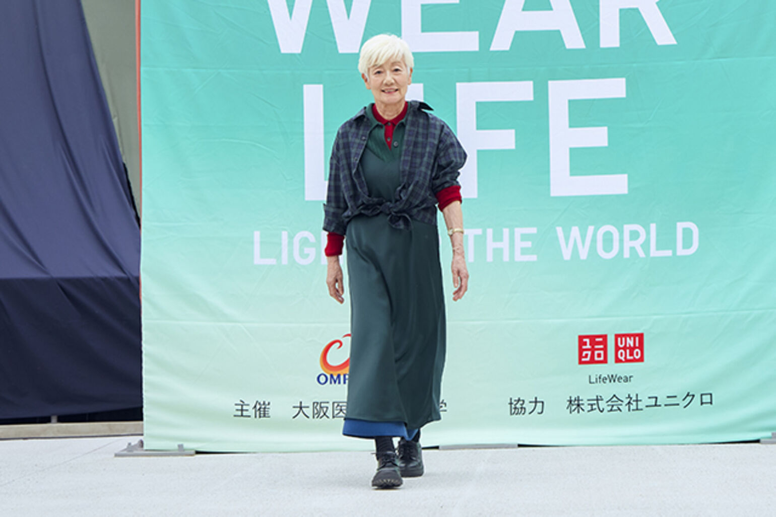 ブロードシャツ/チェック/ボタンダウン、サテンキャミソールワンピース、メリノポロセーター、リブポロカーディガン/半袖を着た女性