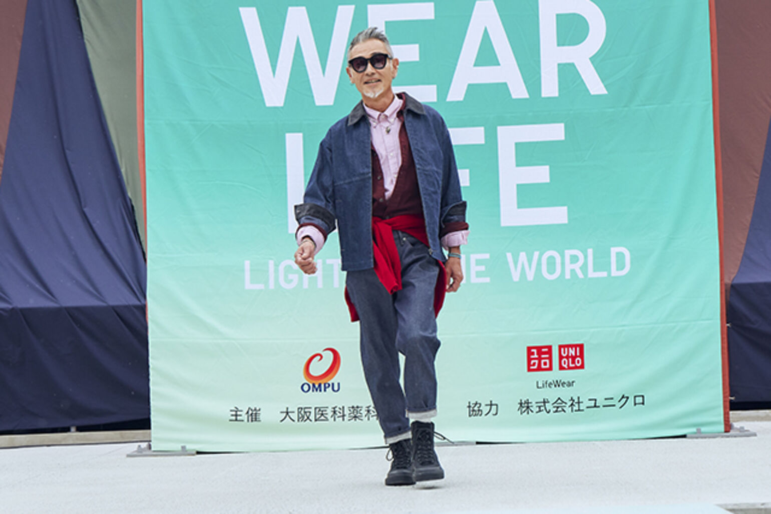 ジップアップショートブルゾン/デニム、フランネルシャツ、ブロードシャツ/ヘアライン、カシミヤクルーネックセーター、スリムフィットジーンズ/セルビッジを着た男性