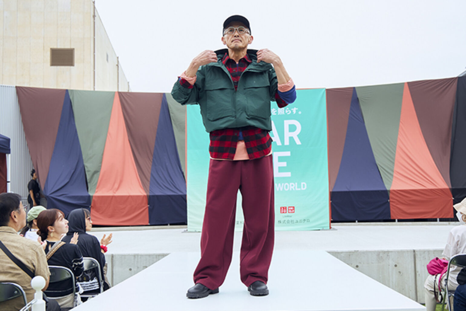 ウインドプルーフパーカ、フランネルシャツ/チェック、メリノクルーネックセーター、スウェットワイドパンツ、アジャスタブルキャップウールブレンドを着た男性