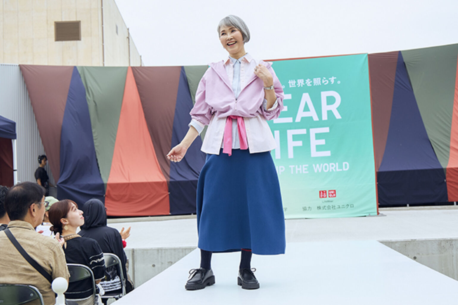 ポケッタブルUVカットパーカ、コットンシャツ/ストライプ、レーヨンブラウス/ストライプ、メリノクルーネックセーターを着た女性