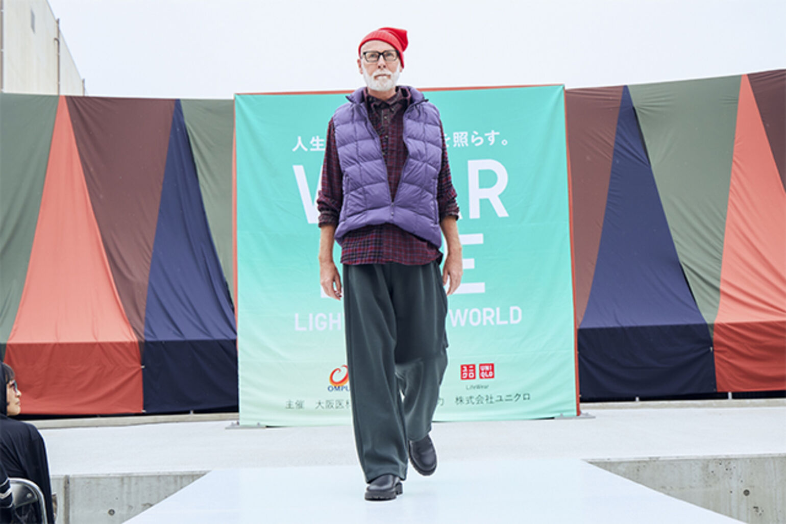 パフテックベスト、ブロードシャツ/チェック、フランネルチェックシャツ/長袖、スウェットワイドパンツ、カシミヤニットビーニーを着た男性