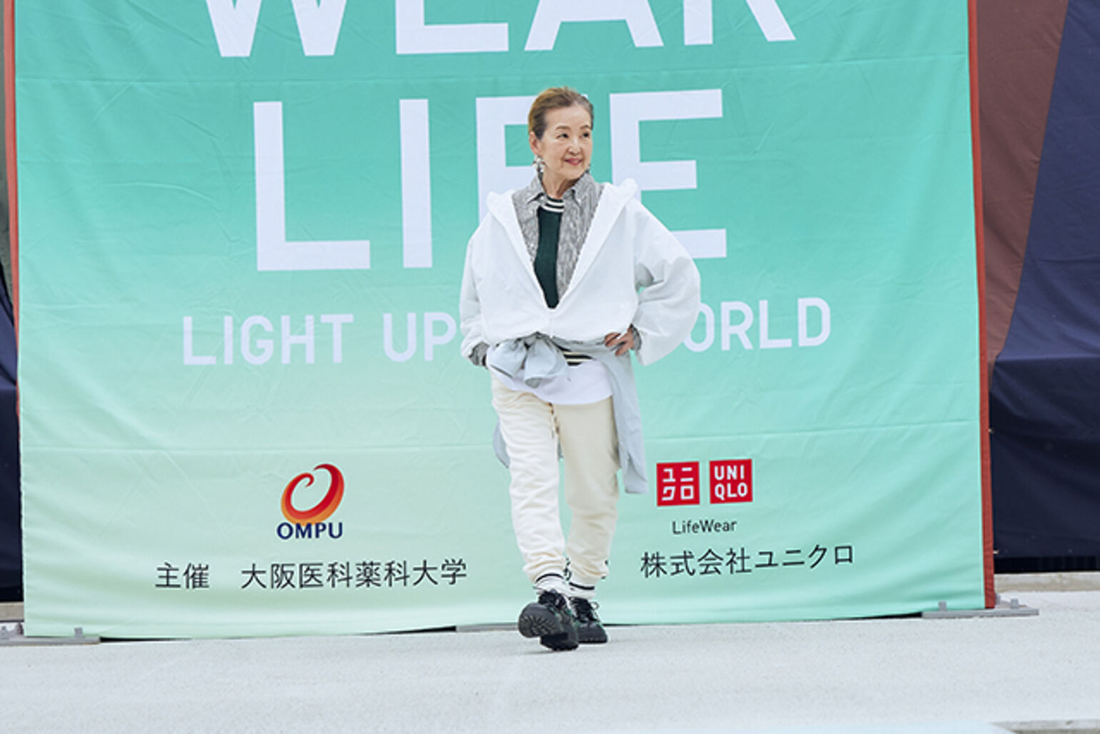 ポケッタブルUVカットパーカ、ブロードシャツ/ストライプ/ボタンダウン、クルーネックベスト、コットンシャツ、ヒートテックボアスウェットパンツを着た女性