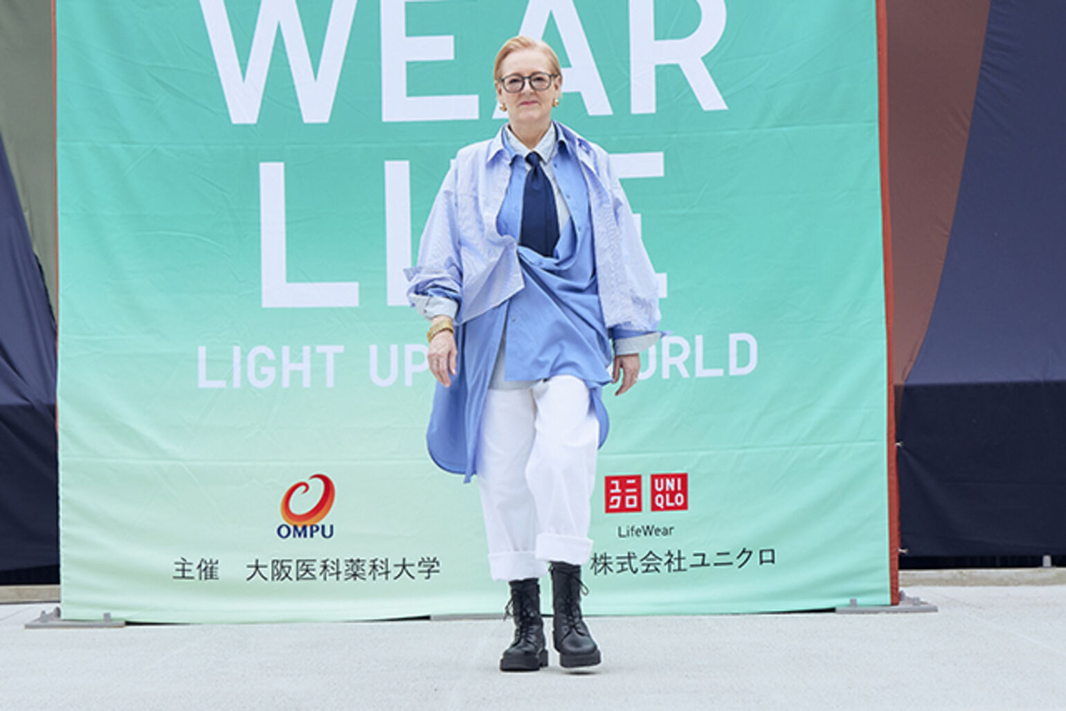 コットンシャツ、コットンコクーンシャツ/ストライプ、オーバーサイズシャツワンピース、ワイドストレートジーンズ/ストレッチ、シルクネクタイを着た女性