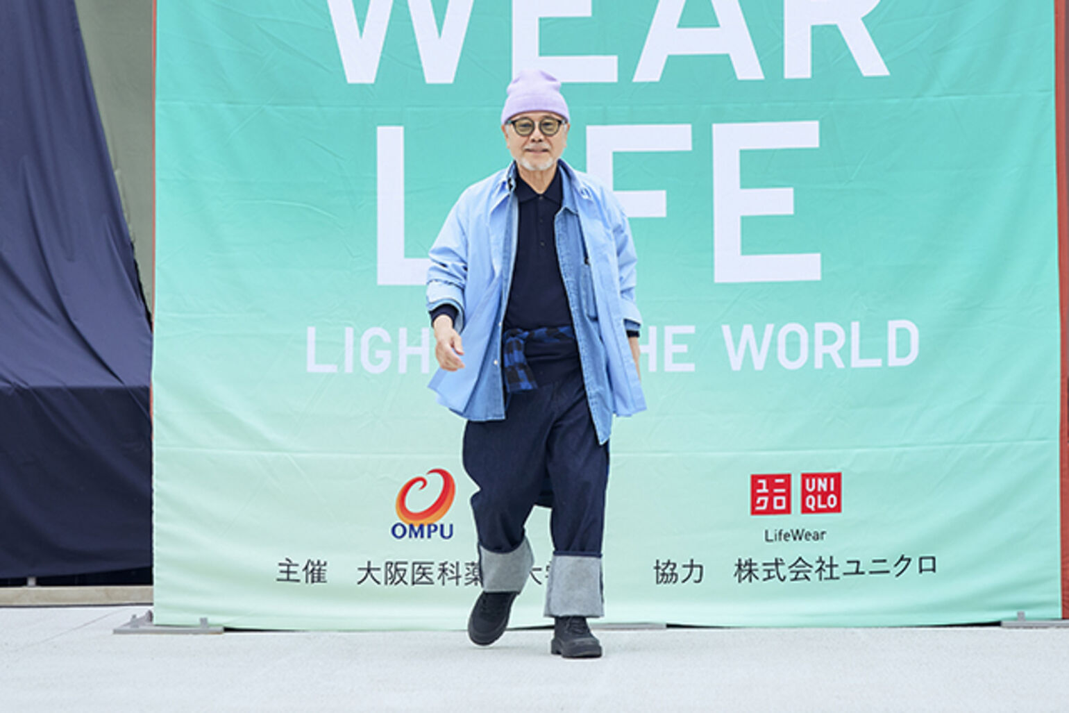 ブロードオーバーサイズシャツ、デニムオーバーシャツ、メリノニットポロセーター、フランネルシャツ/チェック、ワイドストレートジーンズ、スフレヤーンニットビーニーを着た男性