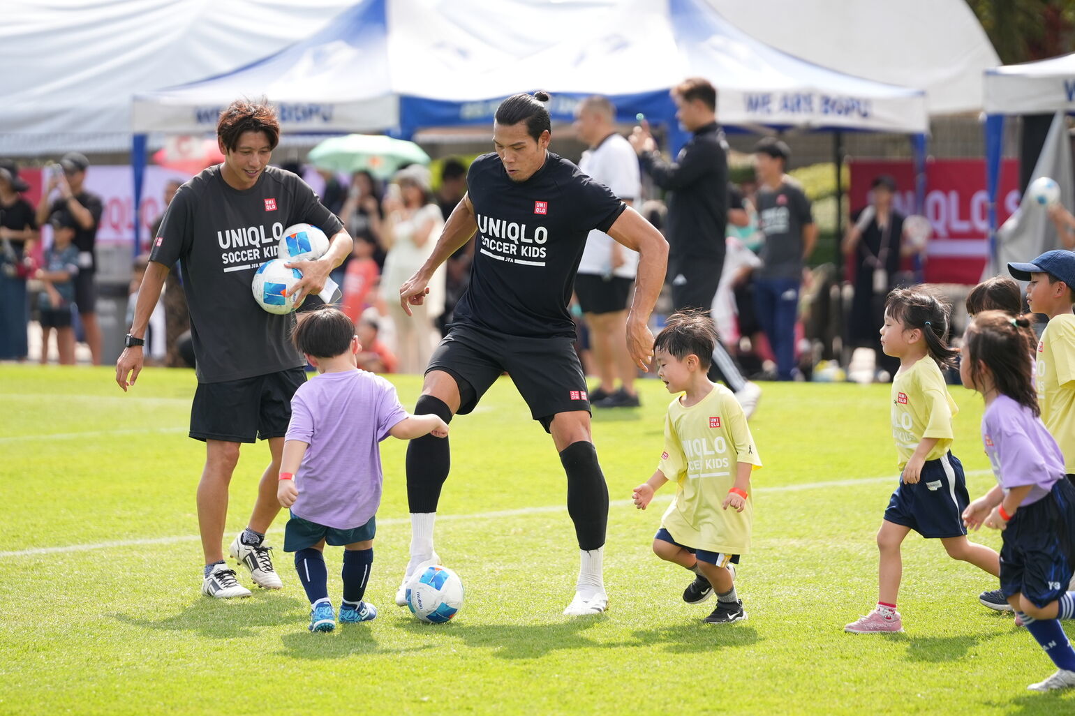 Kawin Thamsatchanan選手と子供たちがプレーをしている画像