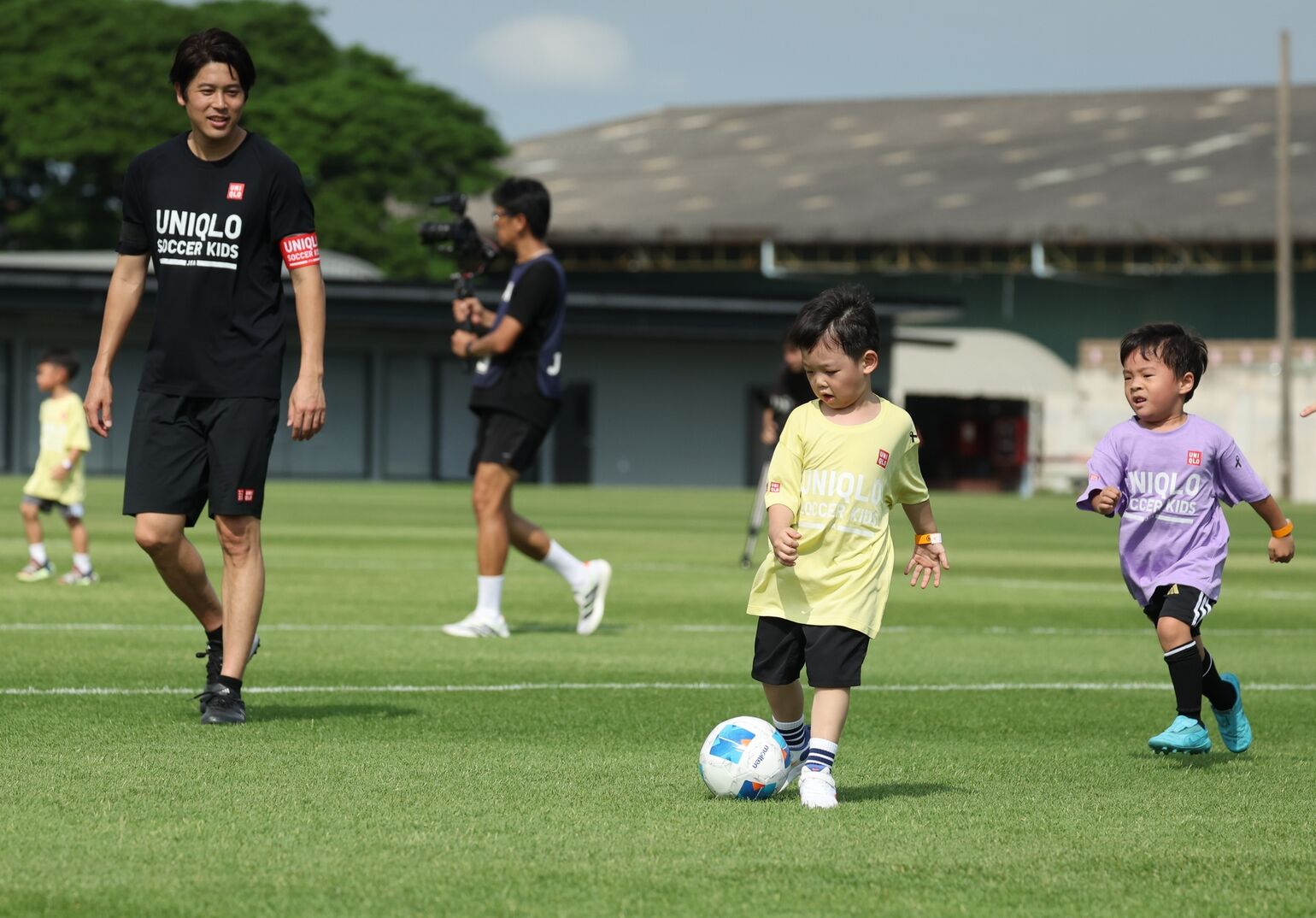 子供たちのプレーを見守る内田篤人選手の画像