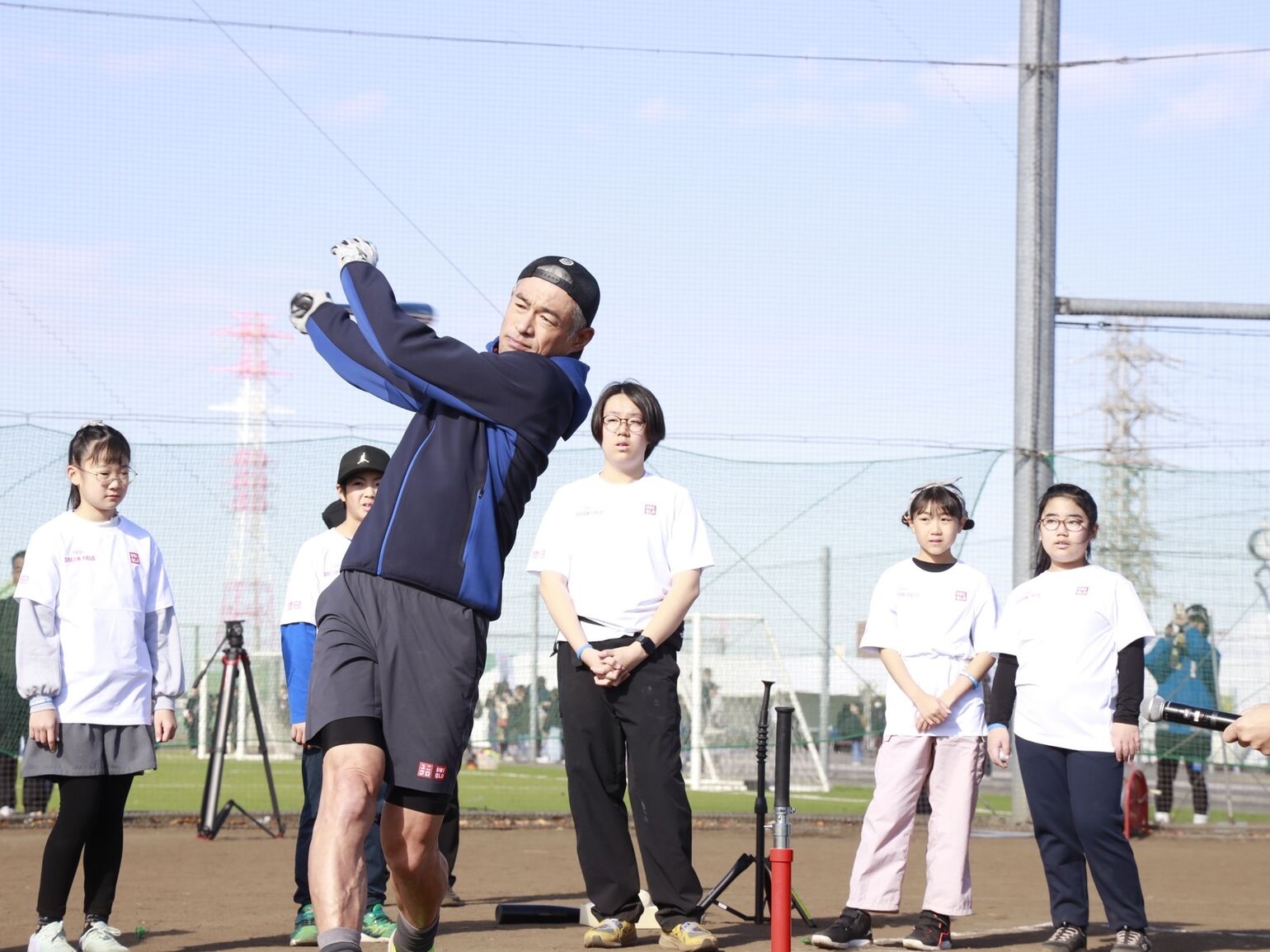 イチローさんがバットを振っている画像