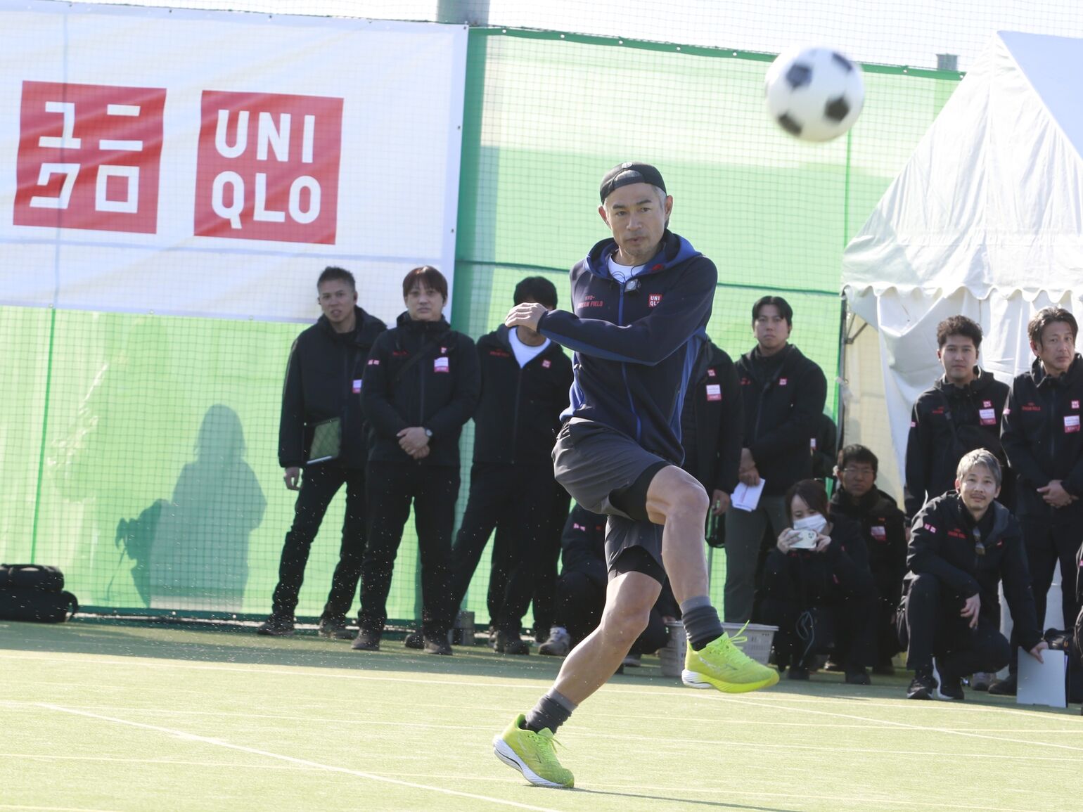 イチローさんがサッカーボールを蹴っている画像