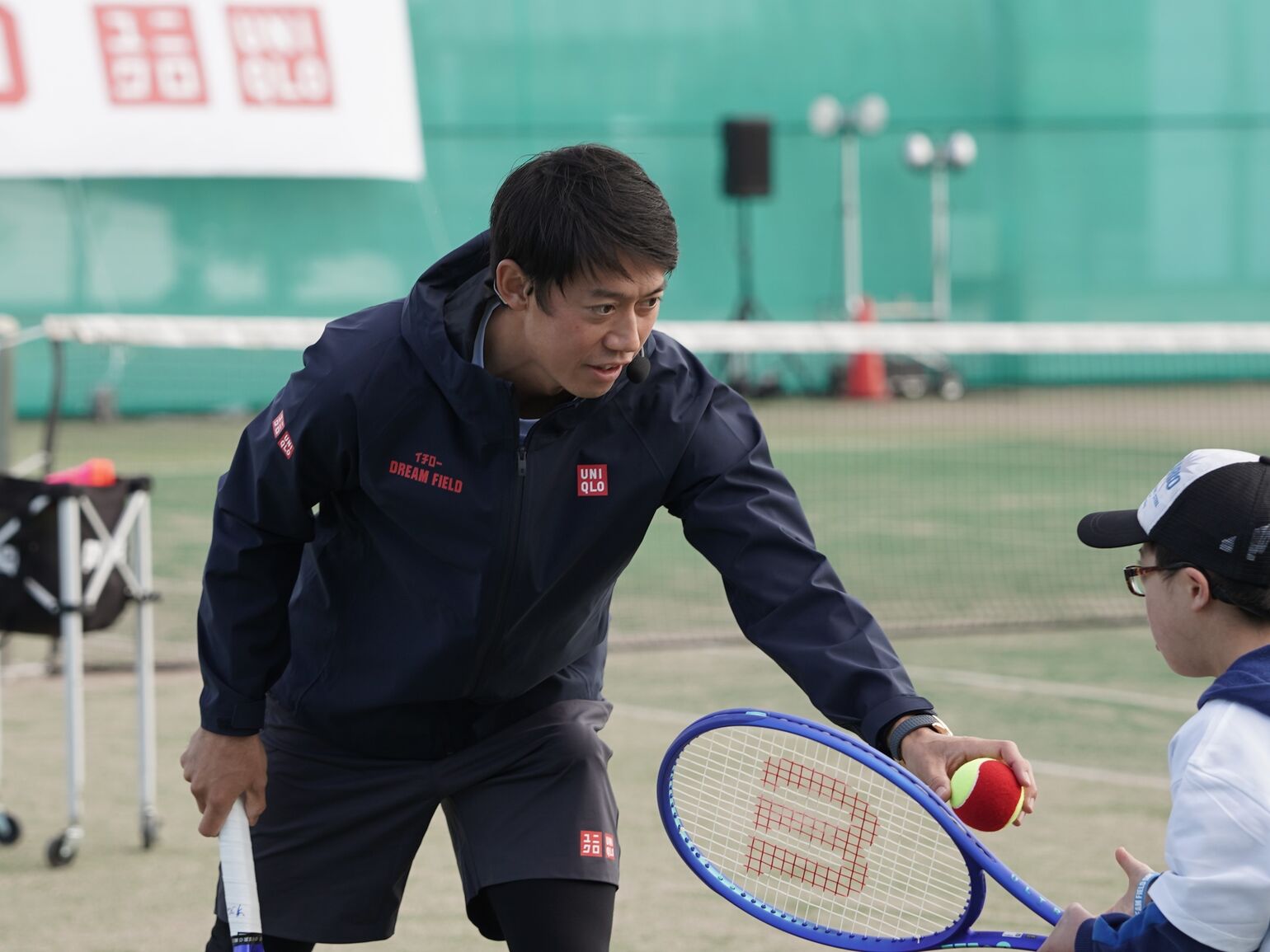 錦織さんがボールを渡している画像