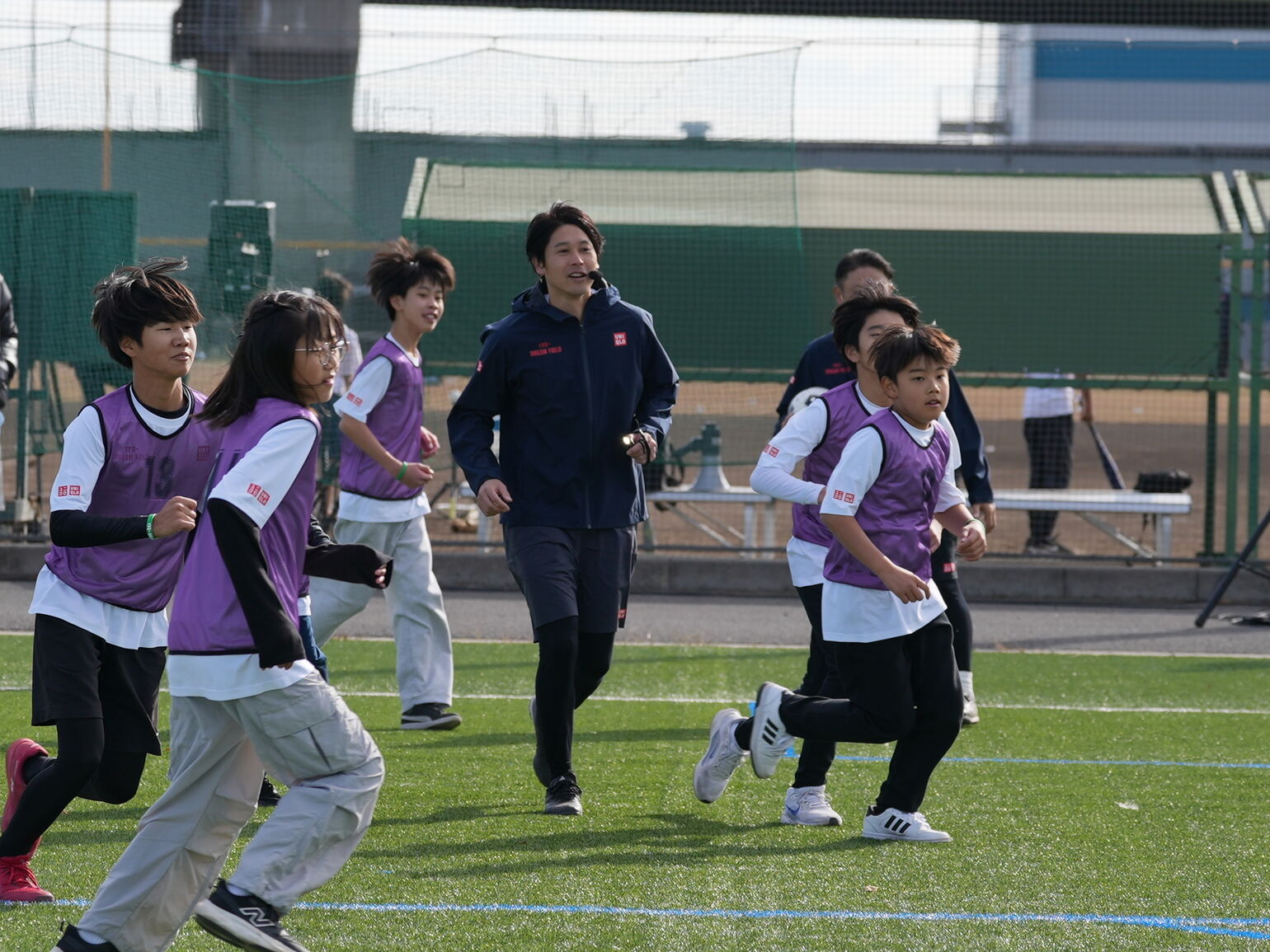 内田さんと子供たちが走っている画像