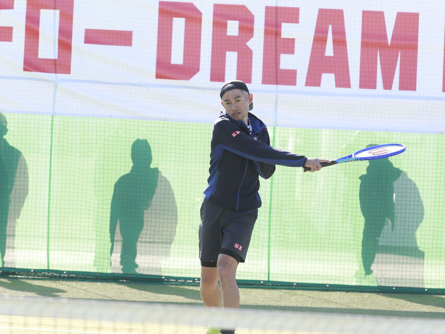 イチローさんがラケットを振っている画像