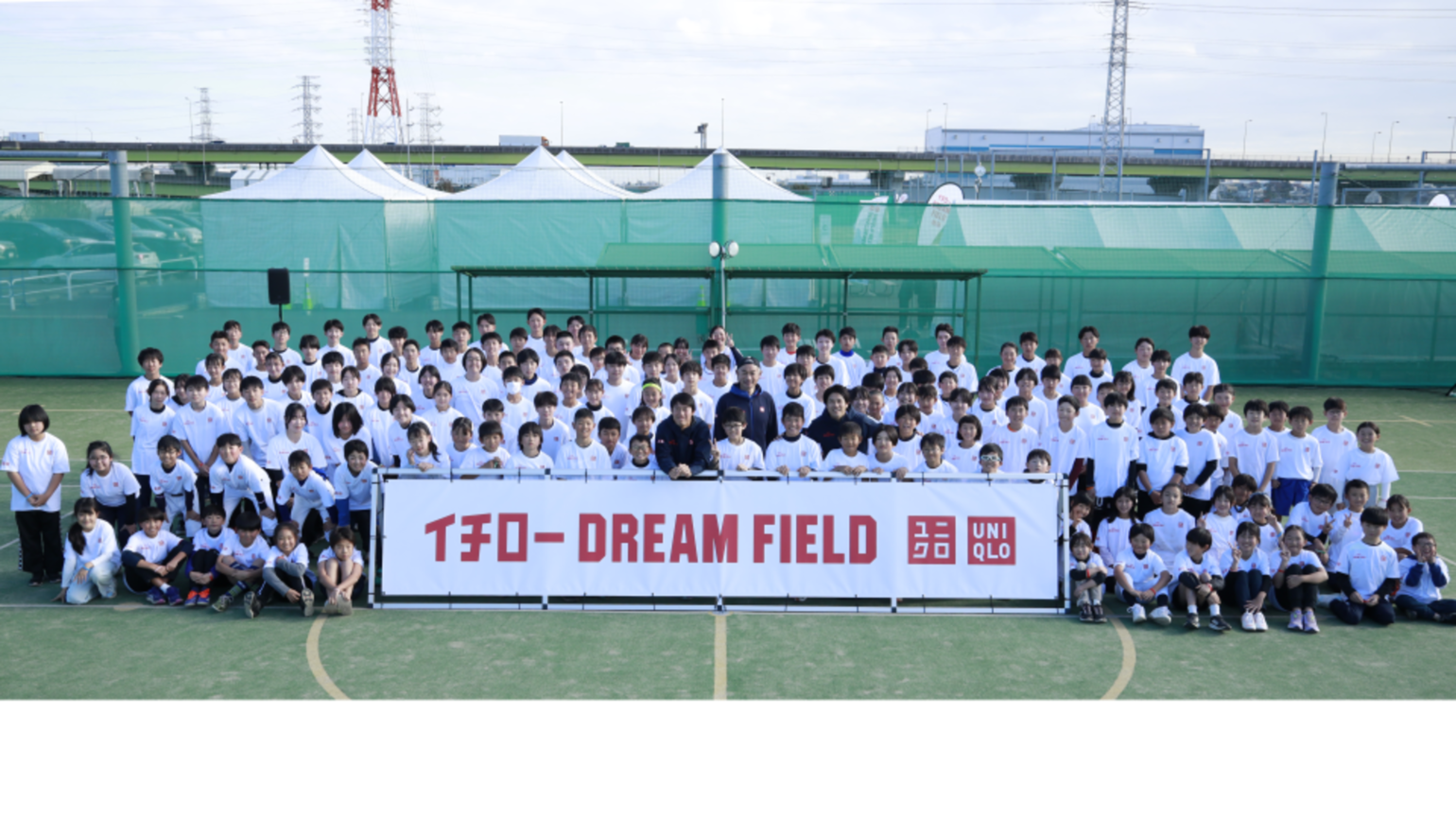 子供たち大勢で集合写真に写っている画像