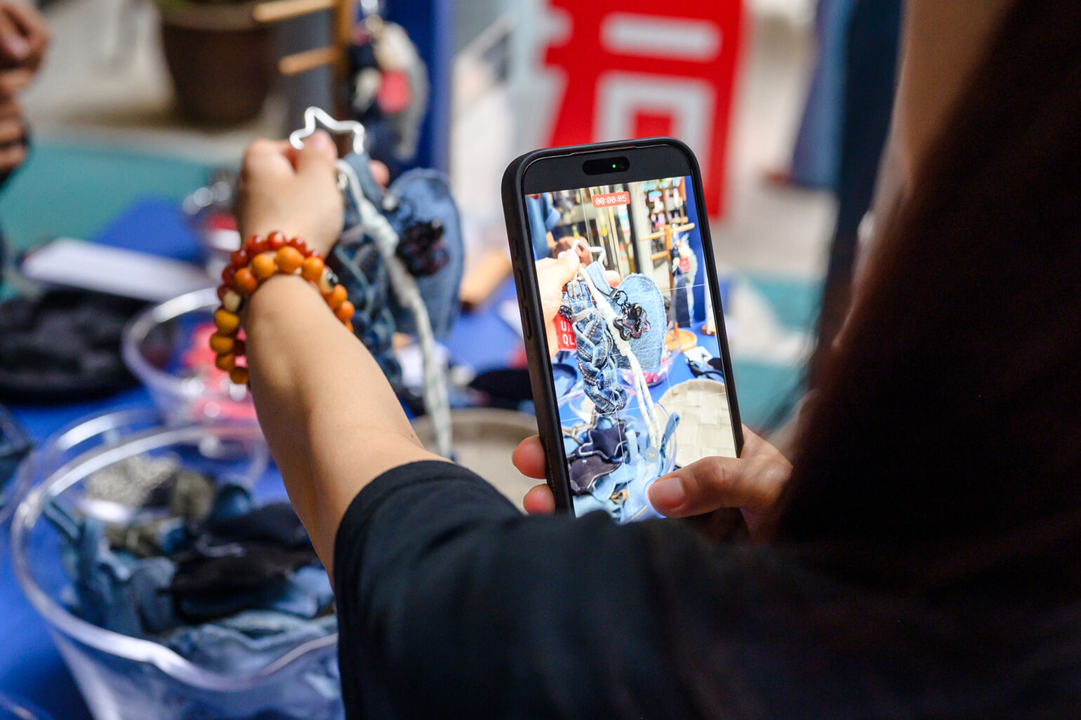 スマホで写真を撮っている画像