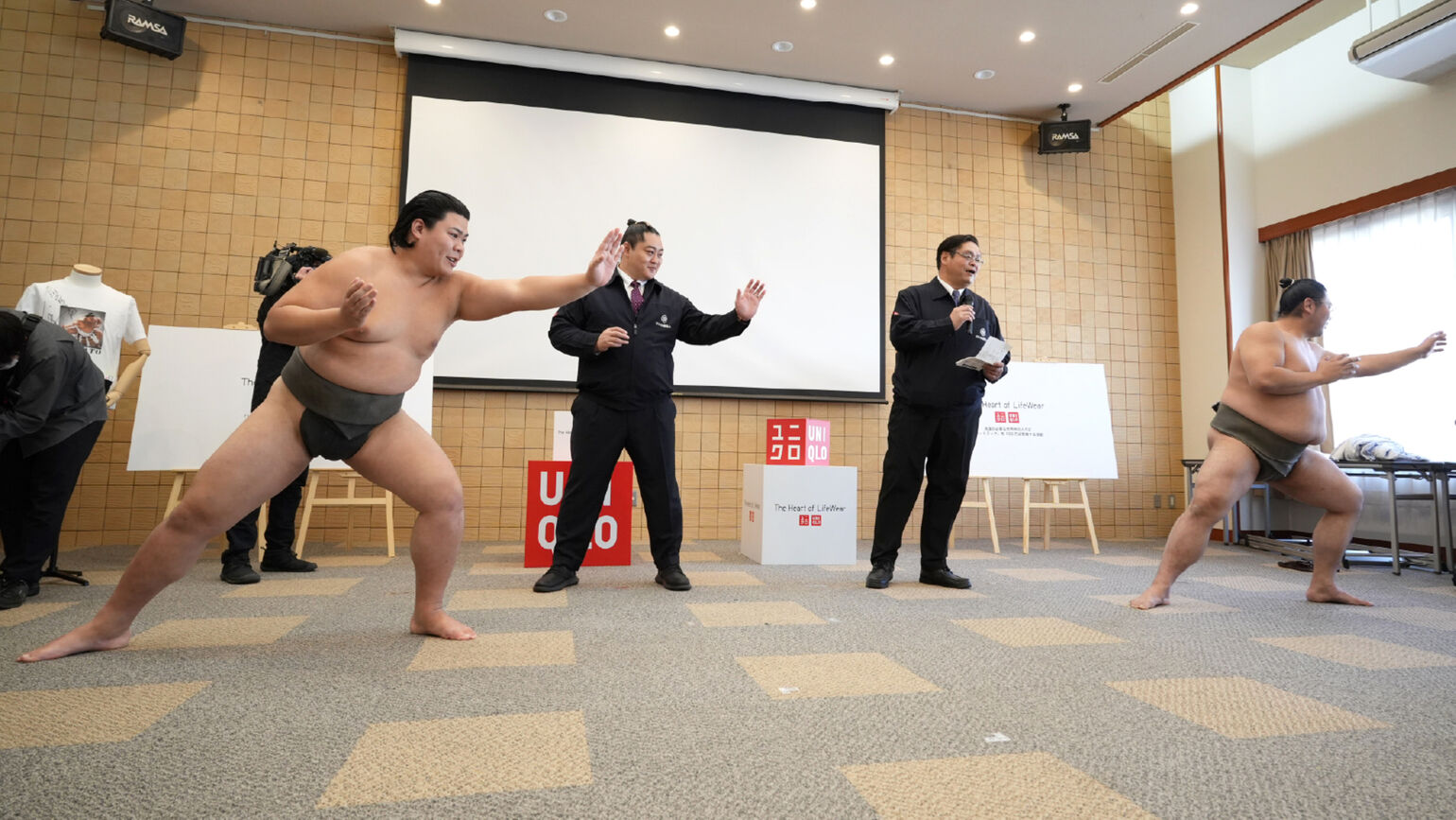 相撲の型を組み合わせた体操を行う画像