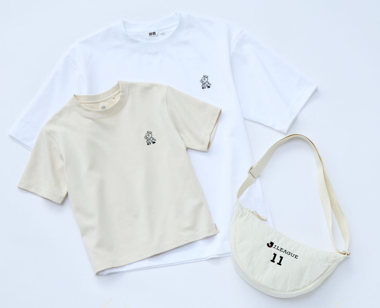 Tシャツ2枚とトートバック1個が並んでいる画像