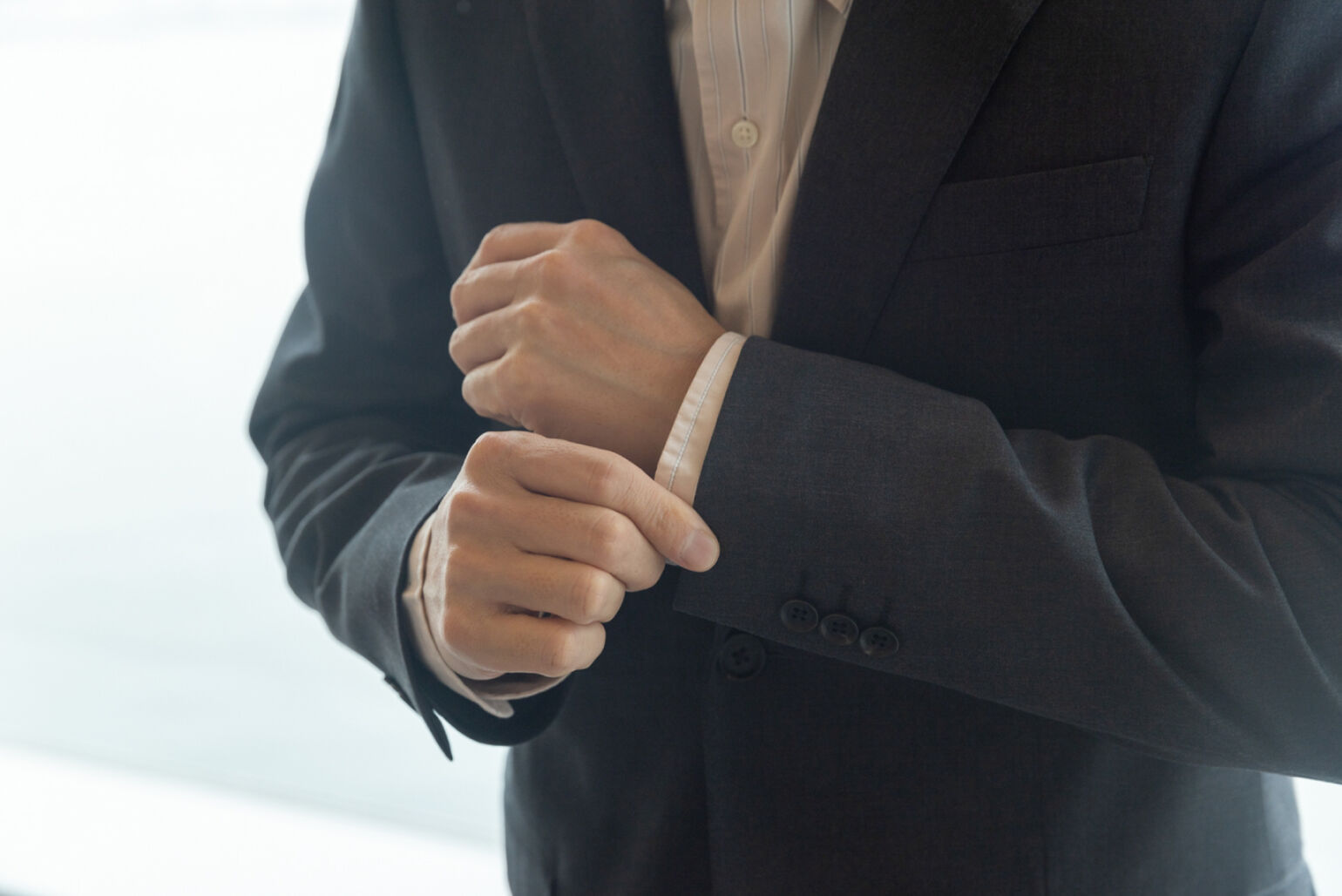 スーツの袖の部分に触れている画像