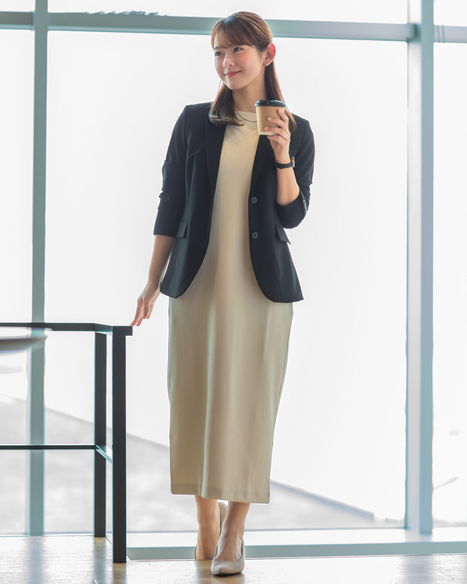 カップを持って立つSuzunaさんの画像