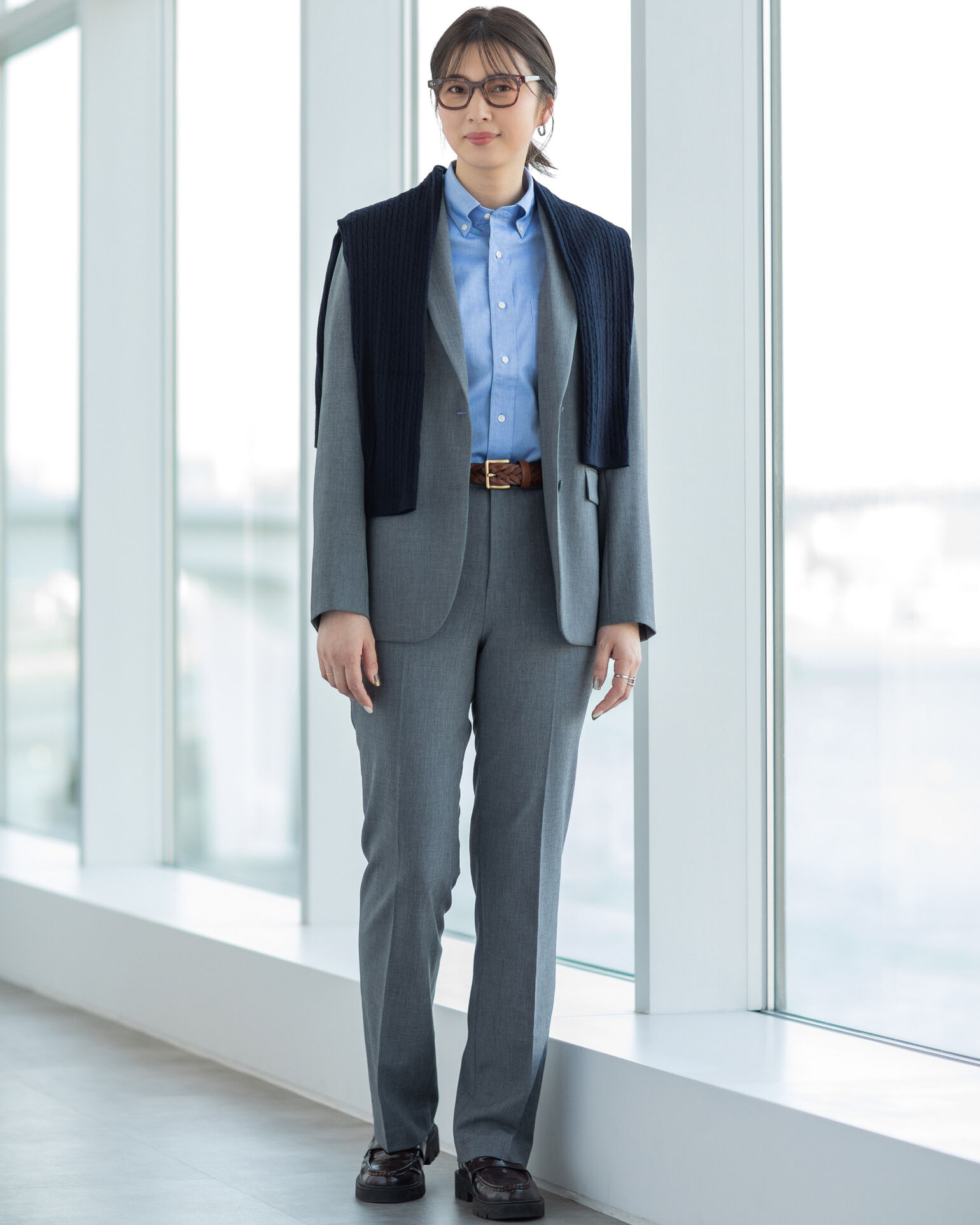 眼鏡をかけてこちらを見るWakaさんの画像