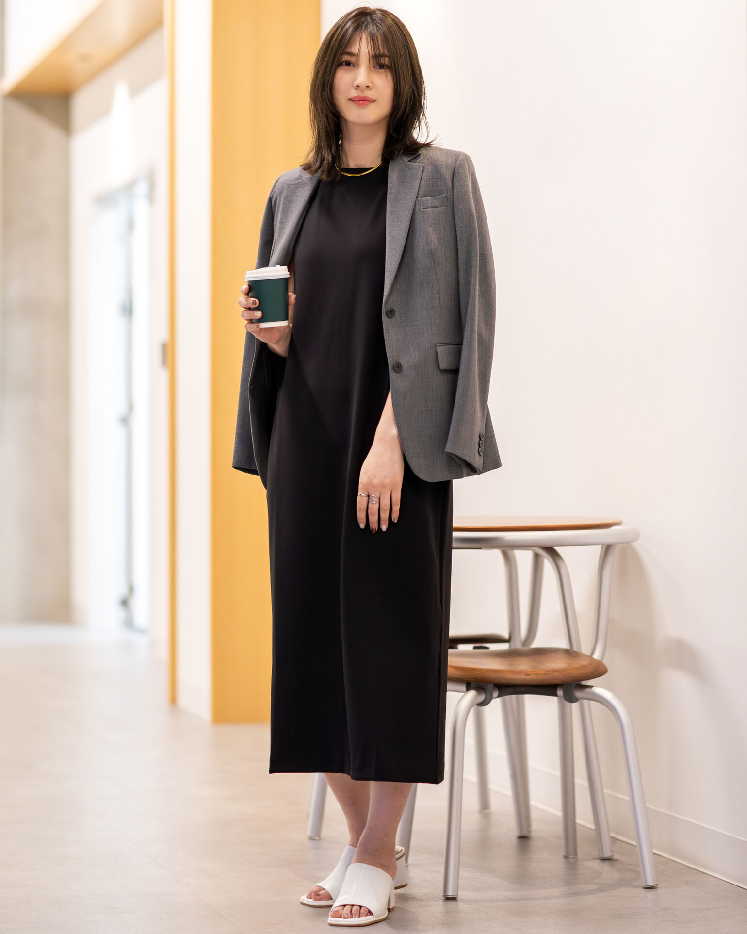 グレーのジャケットを肩掛けしているWakaさんの画像