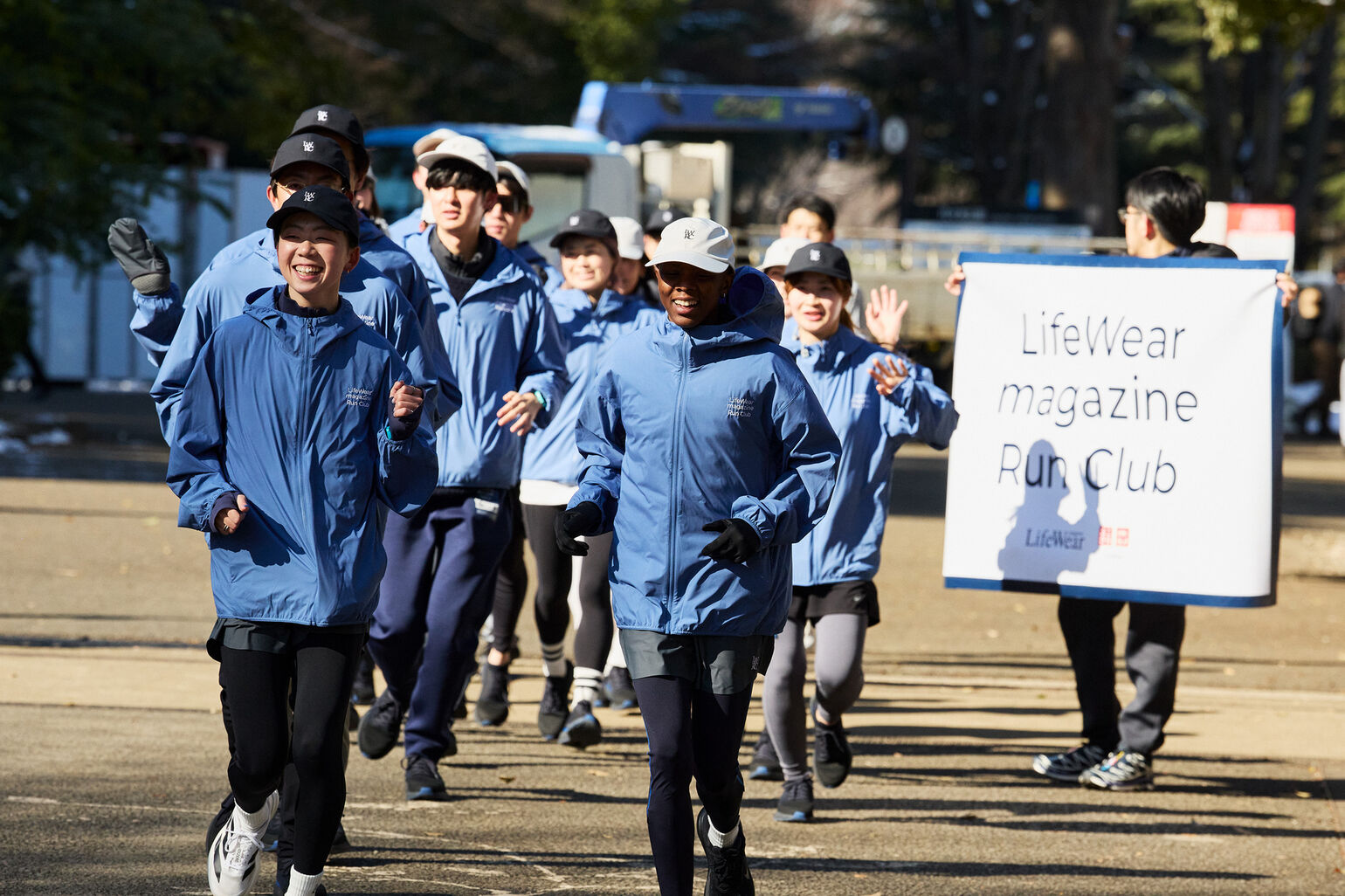 笑顔でランニングをする参加者たちの画像