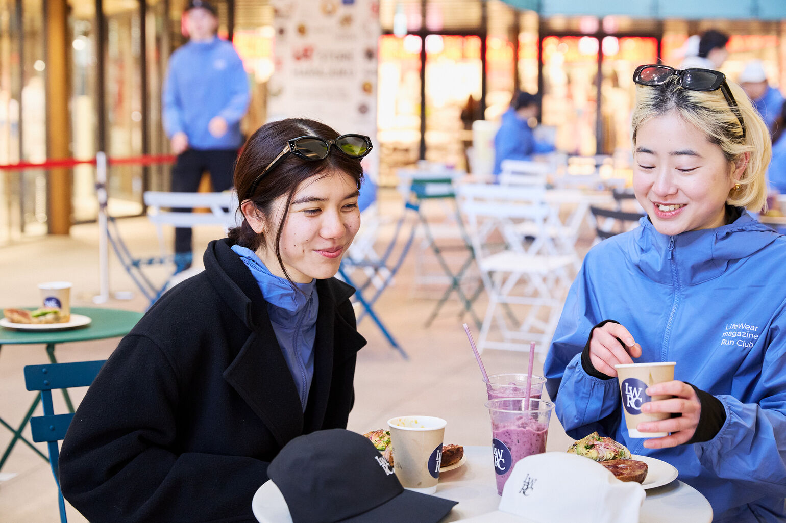 朝食を楽しむ2人の女性の画像