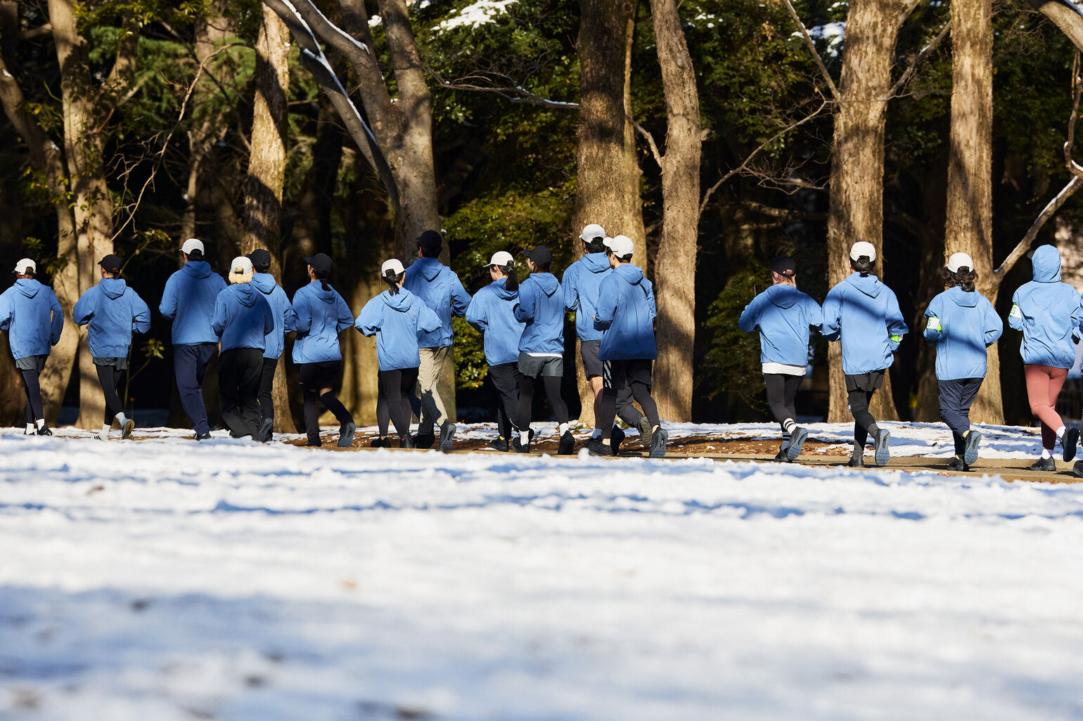 ランニングしている選手と参加者たちの画像
