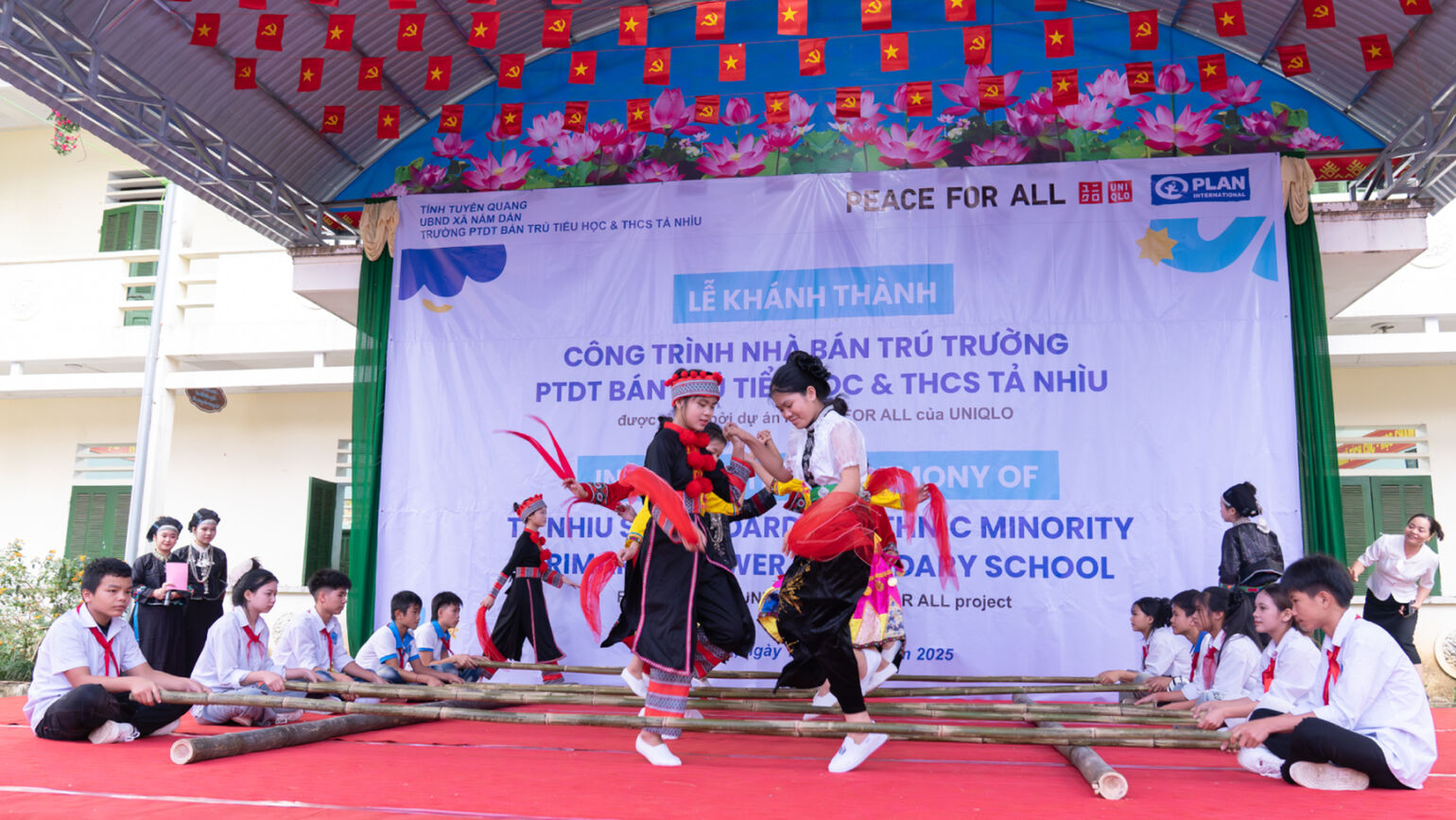 ステージで子どもたちが伝統舞踊を披露している画像