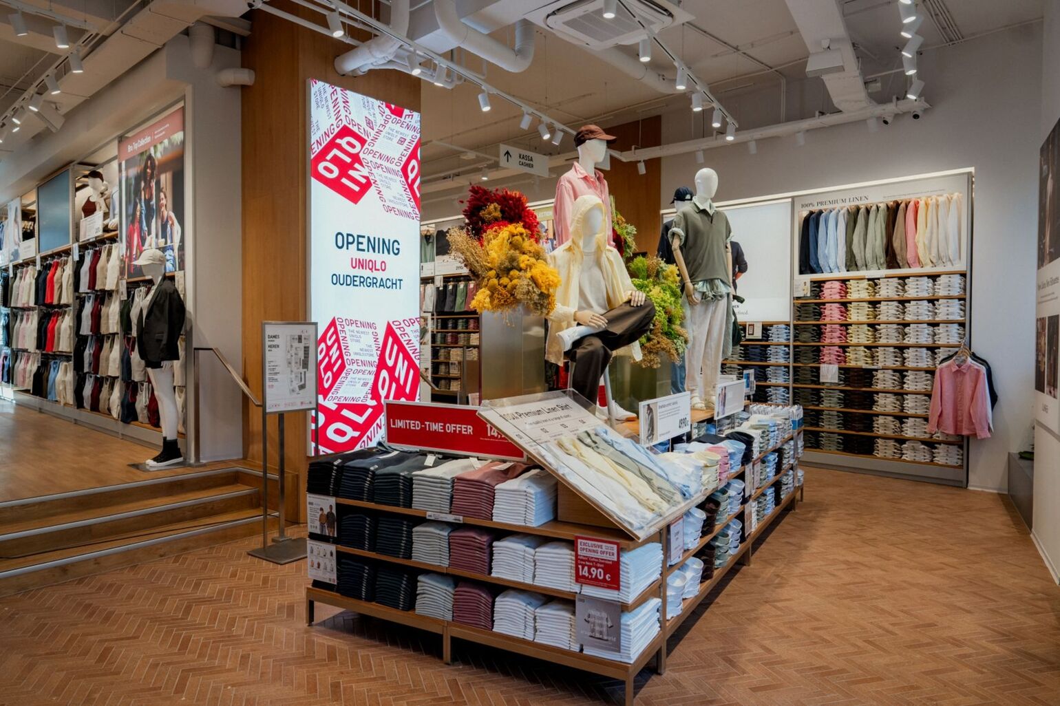 オランダのユトレヒトにある「UNIQLO Oudegracht（ユニクロ アウデグラハト）店」の店内の様子。