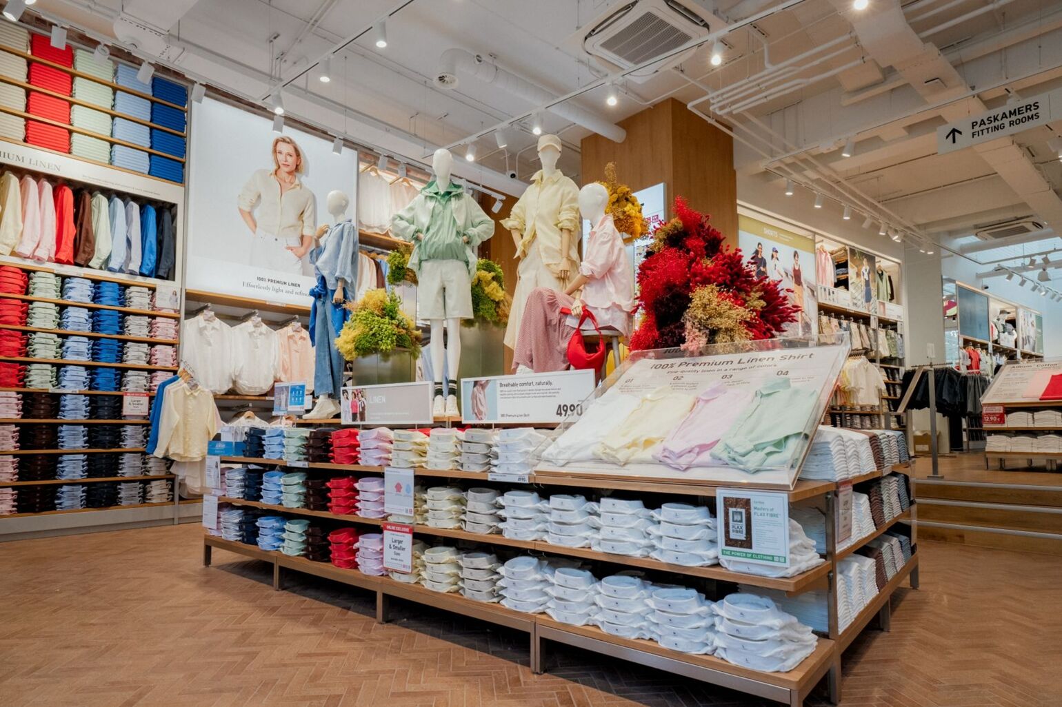 オランダのユトレヒトにある「UNIQLO Oudegracht（ユニクロ アウデグラハト）店」の店内の様子。
