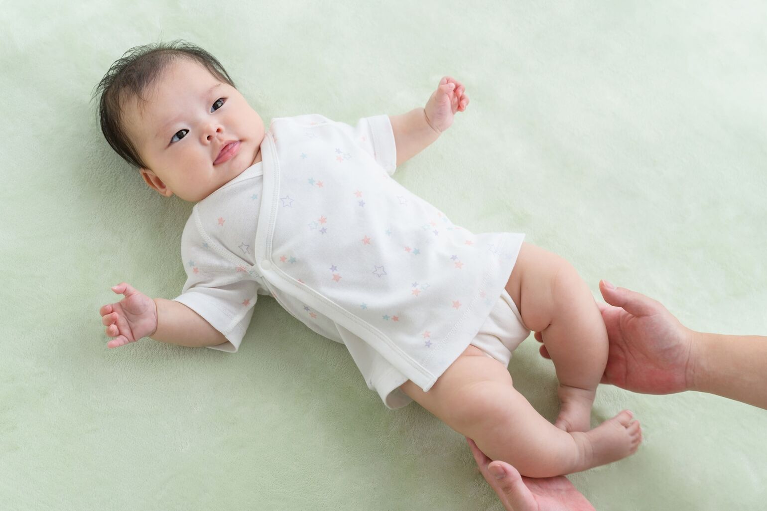 短肌着を着ている赤ちゃん