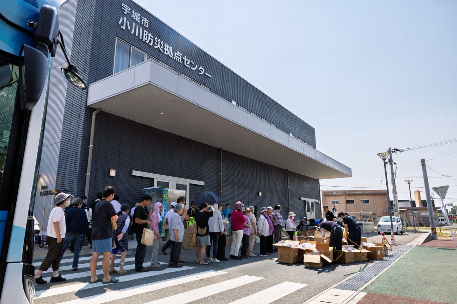 宇城市小川防災拠点センターでのユニクロ商品配布の様子
