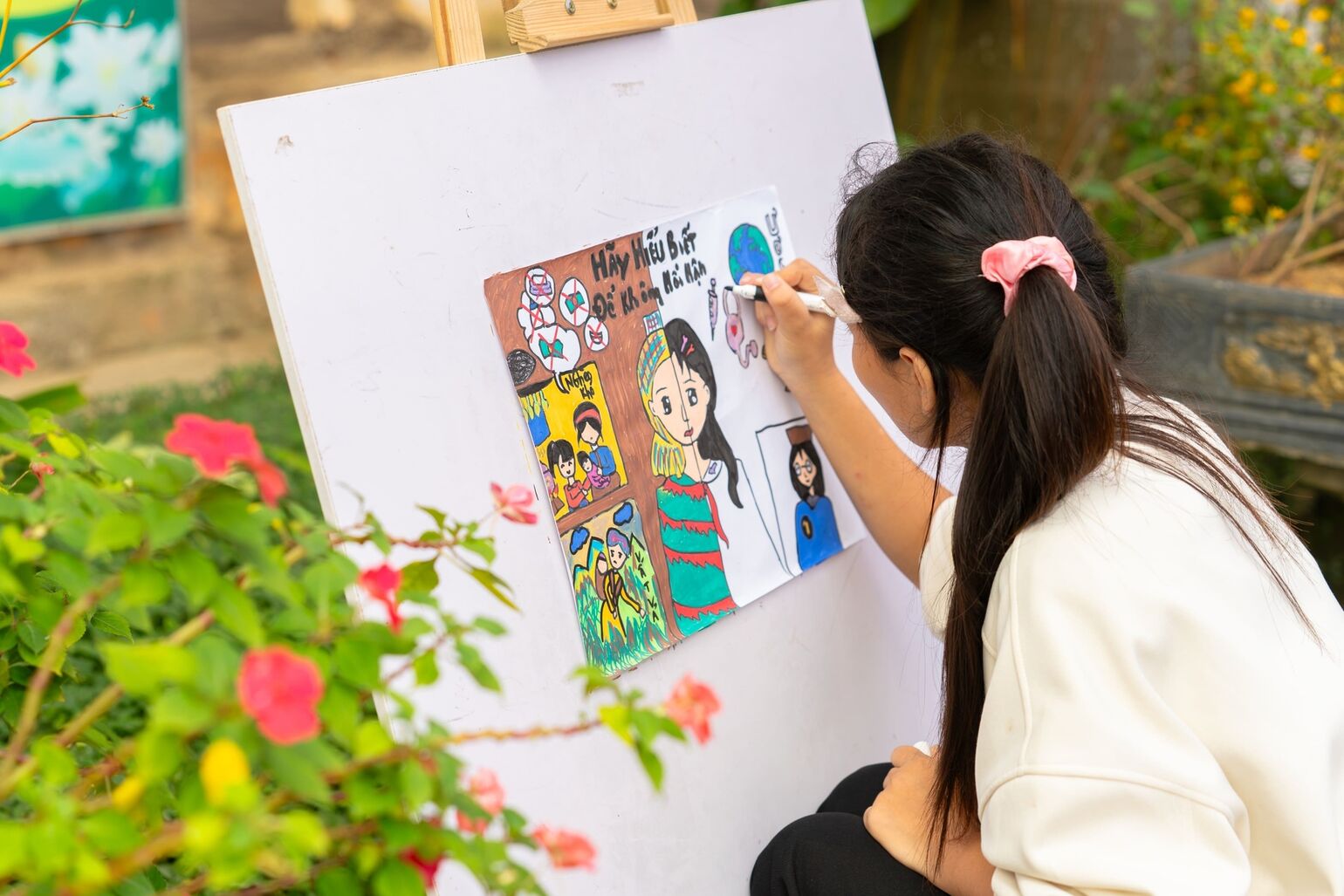 屋外で絵を描く様子